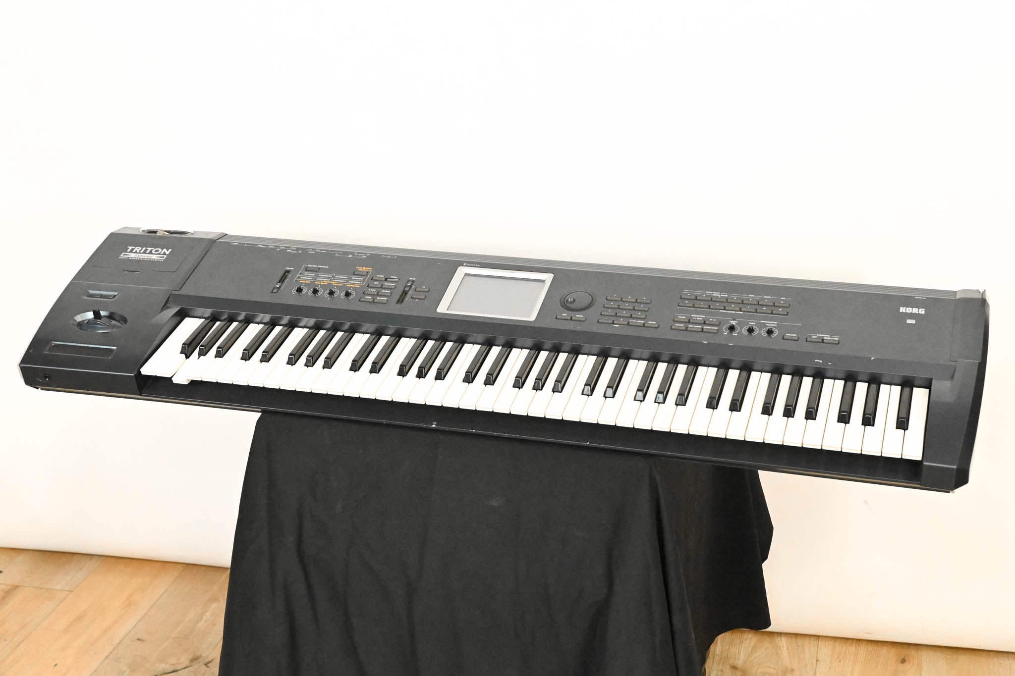 Korg Triton Extreme 76 76-Key 120-Voice Polyphonic Workstation