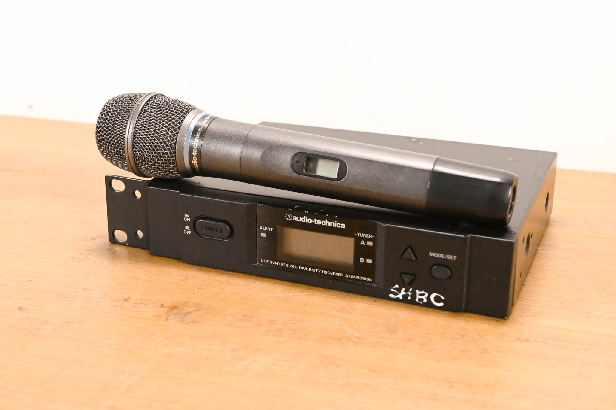 Audio-Technica ATW-R3100bC Receiver w/AEW-T3300 Mic: 541-566MHz (NO PSU)