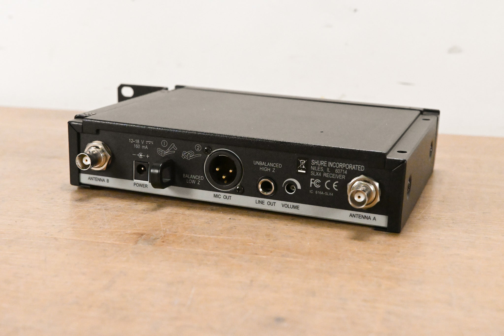 Shure SLX4 Wireless Receiver - H5 Band: 518-542 MHz (NO POWER SUPPLY)
