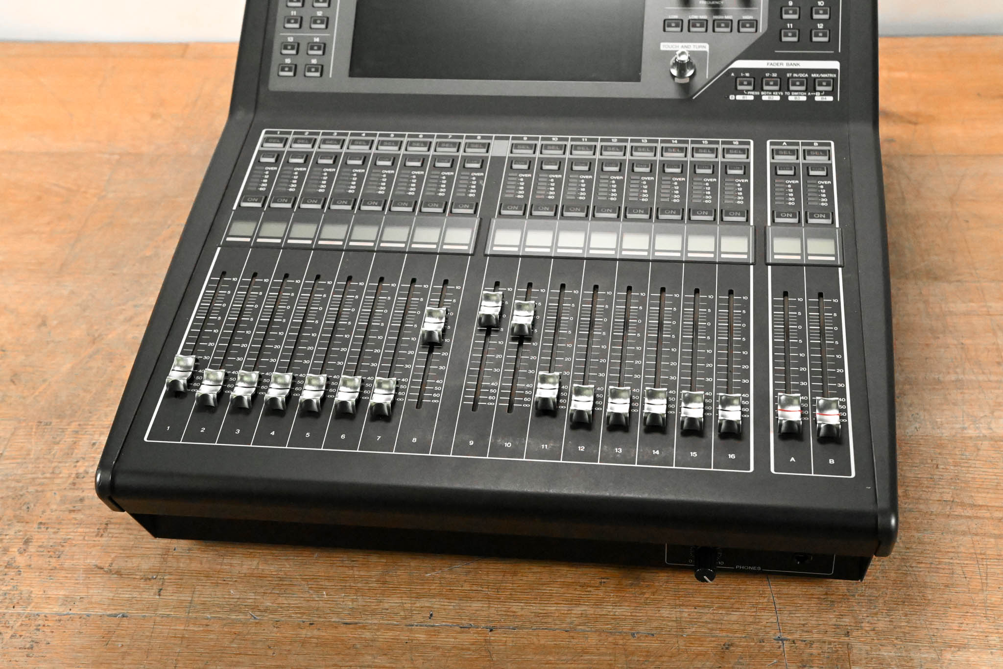 Yamaha QL1 16-Input / 8-Output Digital Mixing Console