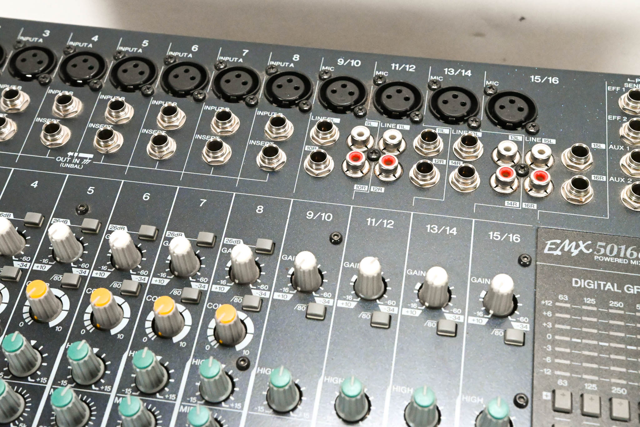 Yamaha EMX5016CF 16-Channel 1000W Power Mixer