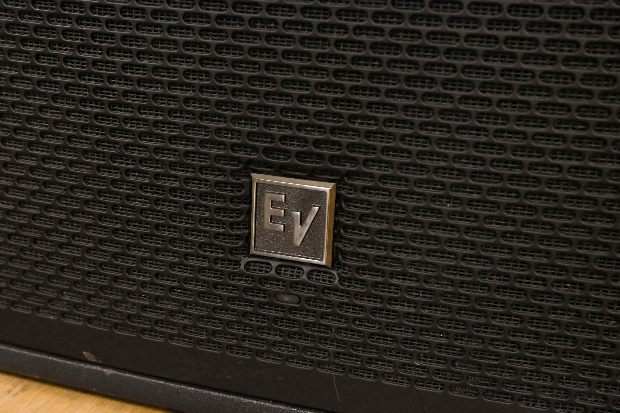 Electro-Voice (EV) EKX-18SP 1300W 18" Powered Subwoofer