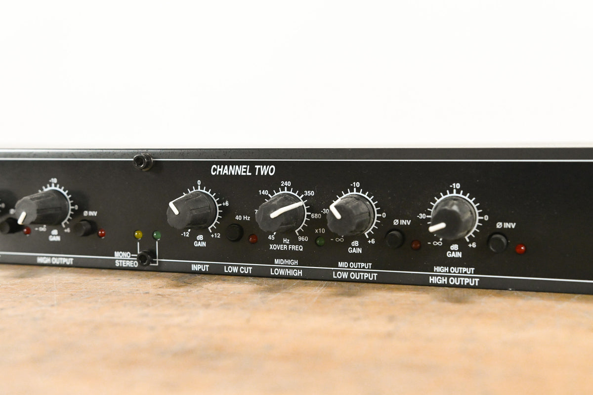 dbx 223 Stereo 2-Way / Mono 3-Way Crossover
