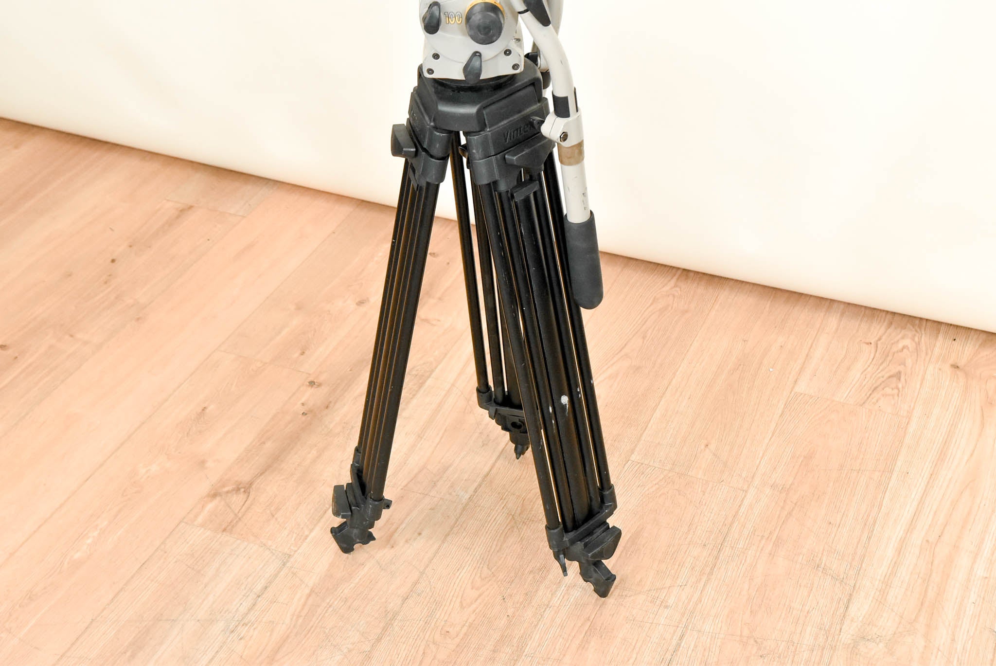 Vinten Vision 100 Fluid Head with Aluminum Tripod