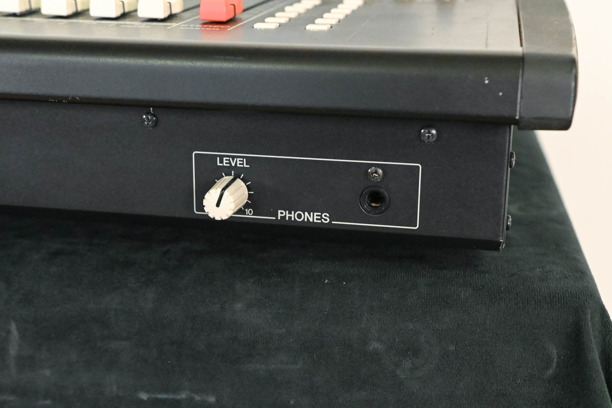 Yamaha LS9-32 32-Input Digital Mixing Console CG01B42