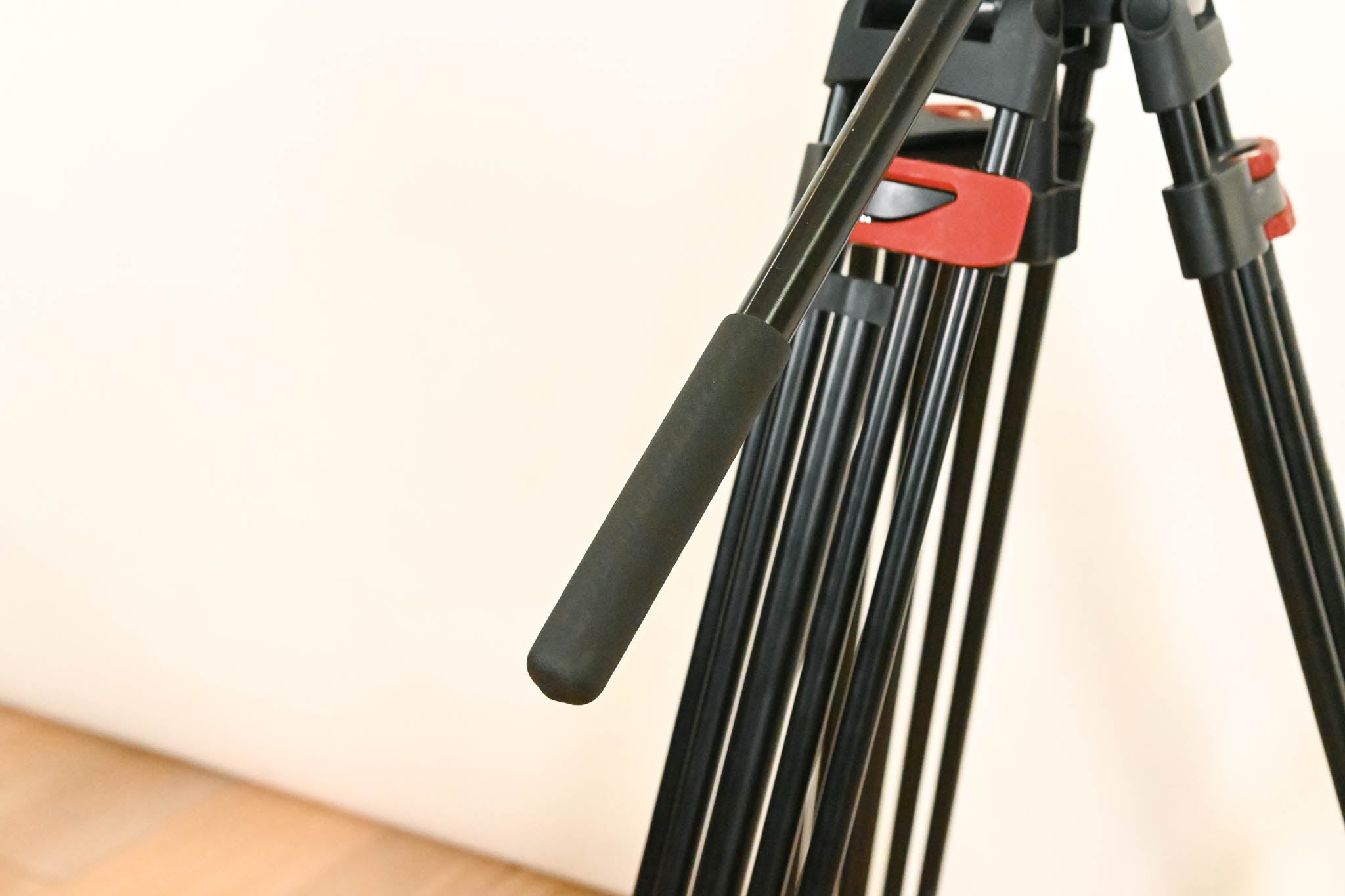 Neewer TP37 74" Video Tripod with Fluid Head