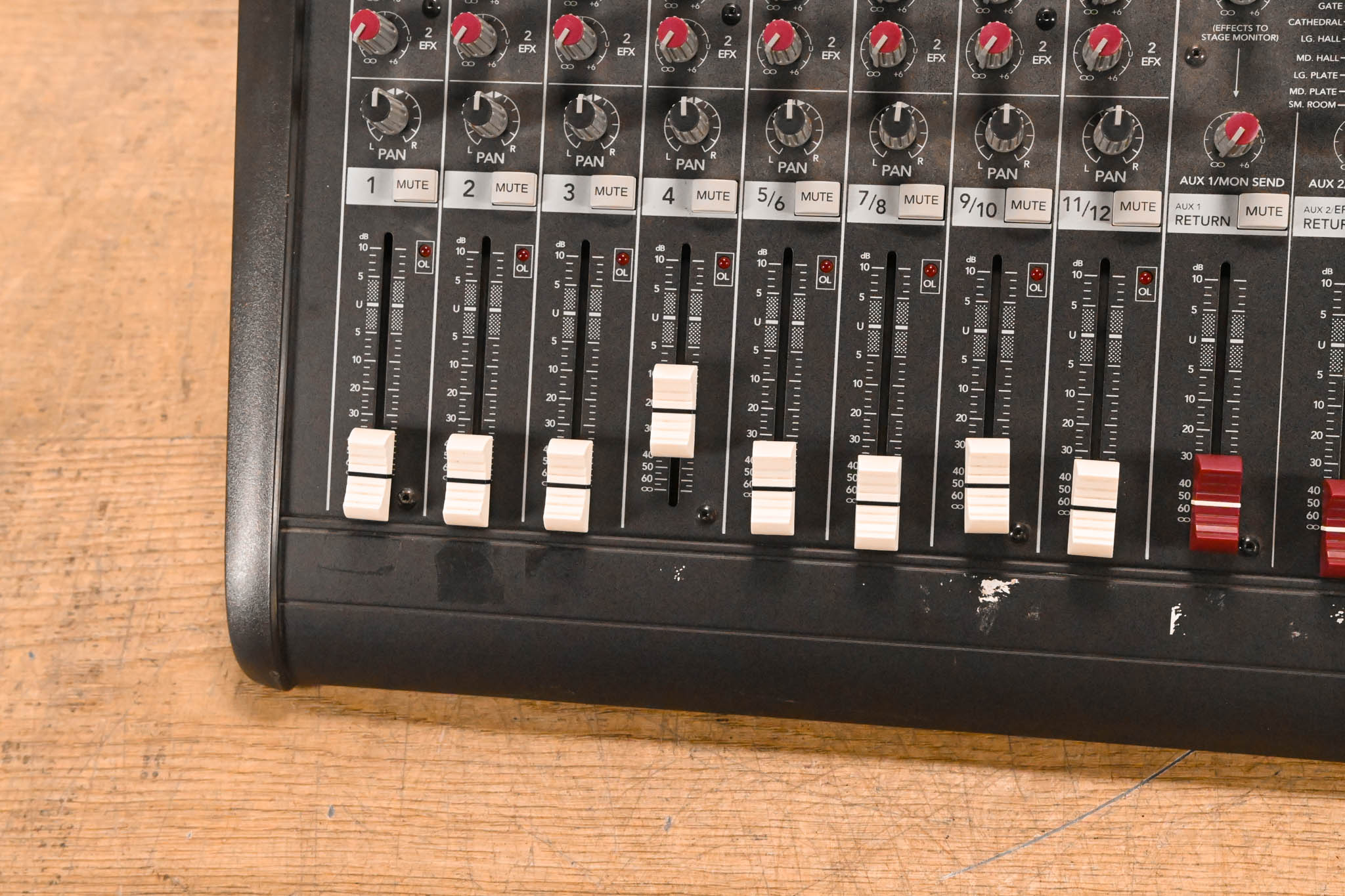 Mackie DFX-12 12-Channel Mixer with Digital Effects CG01TZ0