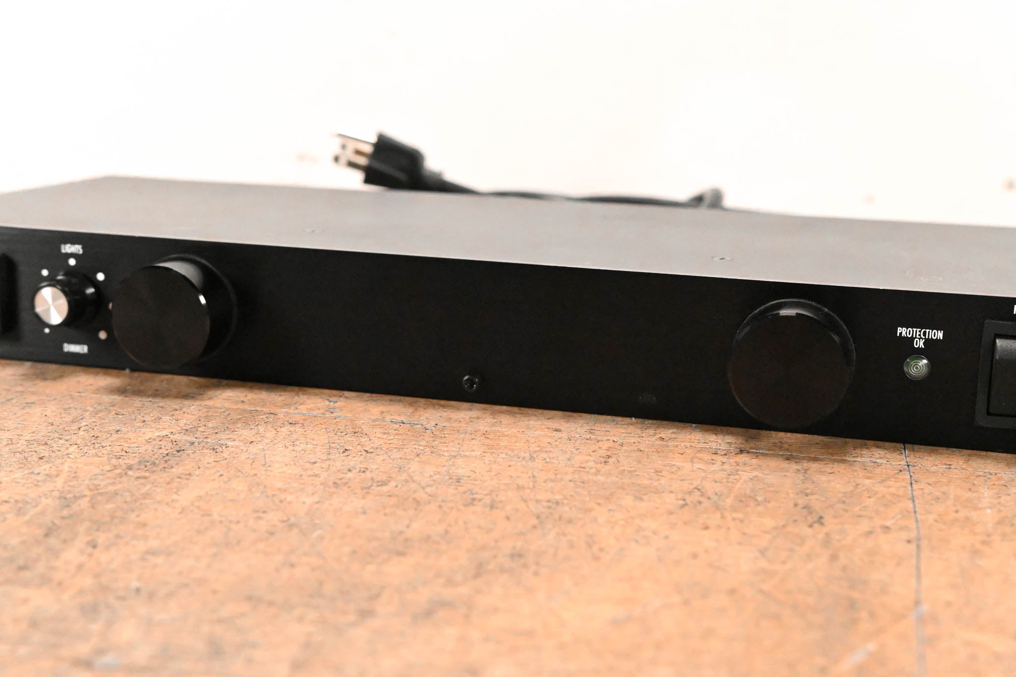Furman M-8Lx 15A Merit Series Power Conditioner with Lights