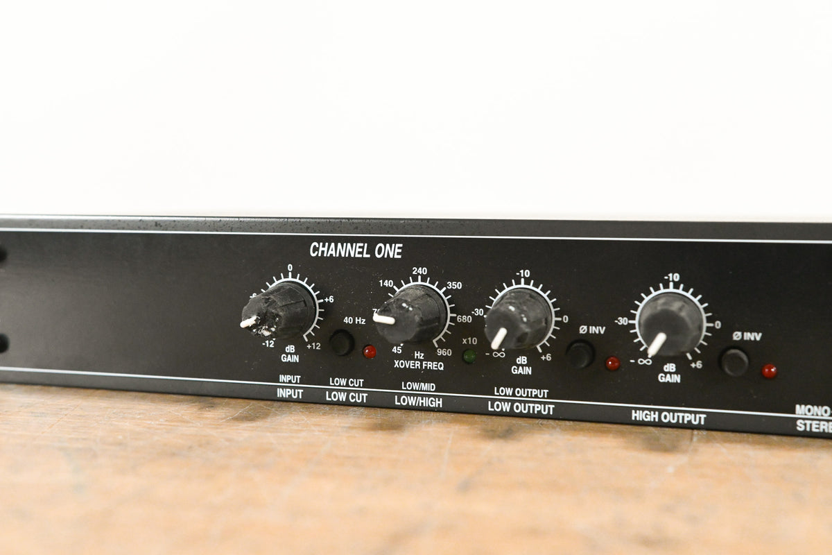 dbx 223 Stereo 2-Way / Mono 3-Way Crossover