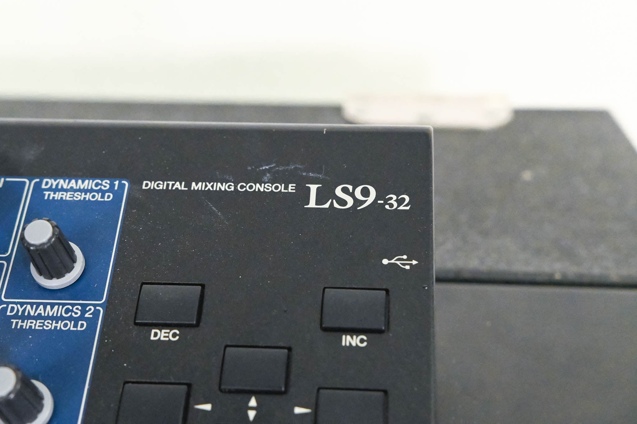 Yamaha LS9-32 32-Input Digital Mixing Console with Road Case