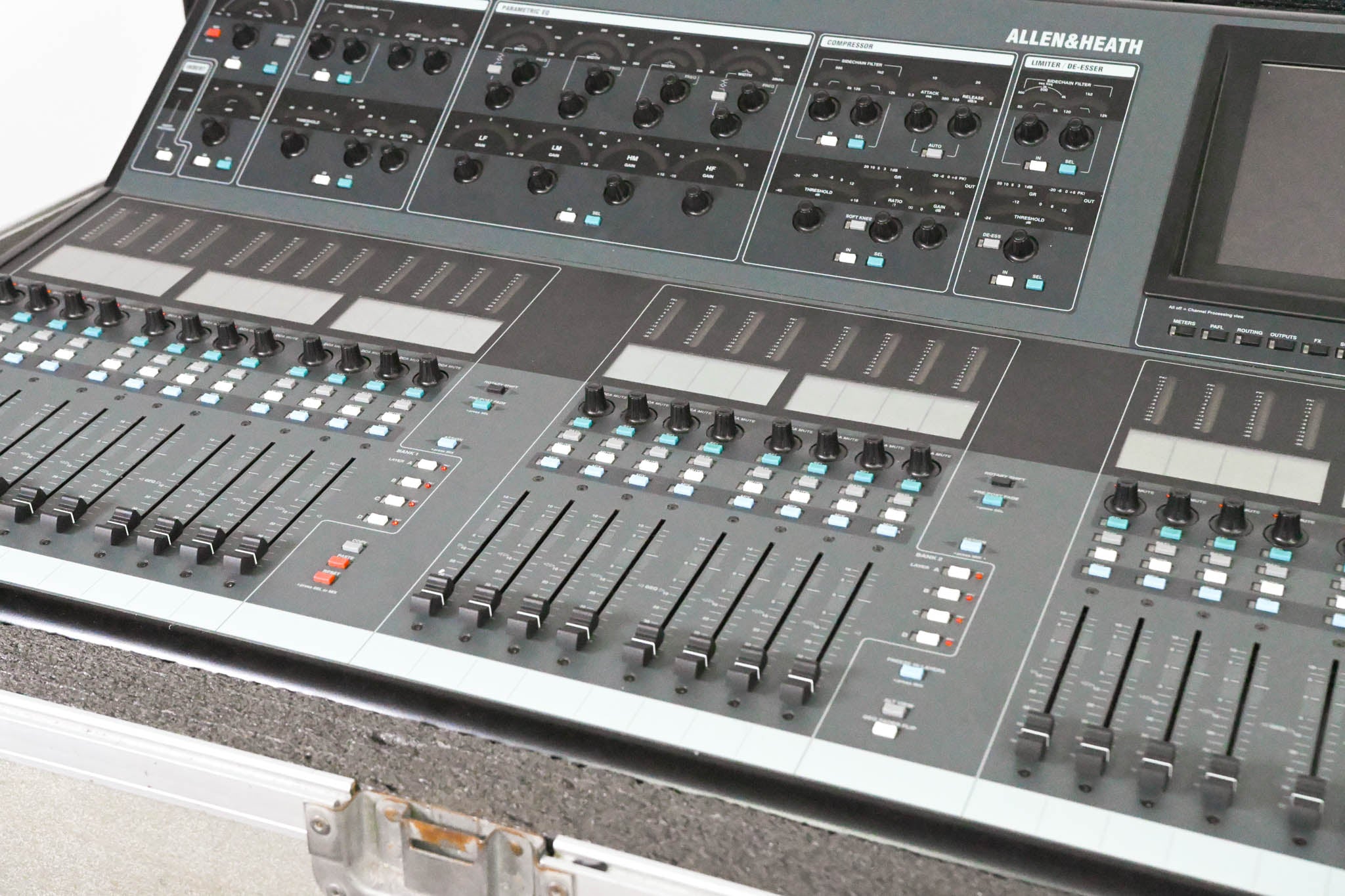 Allen & Heath iLive-T112 Console with Road Case and iDR-48 Stage Box