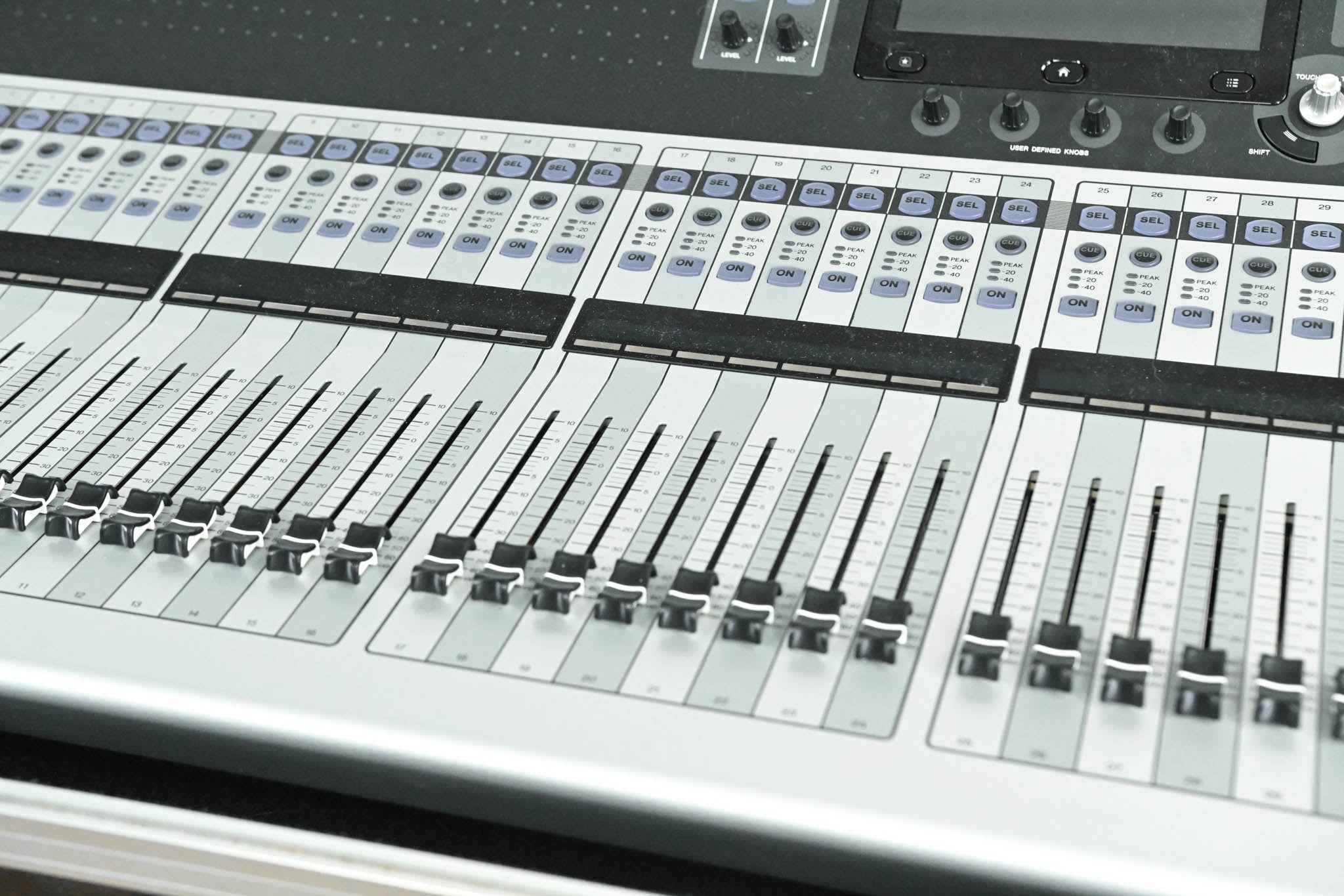 Yamaha TF5 32-Input Digital Mixing Console with Road Case