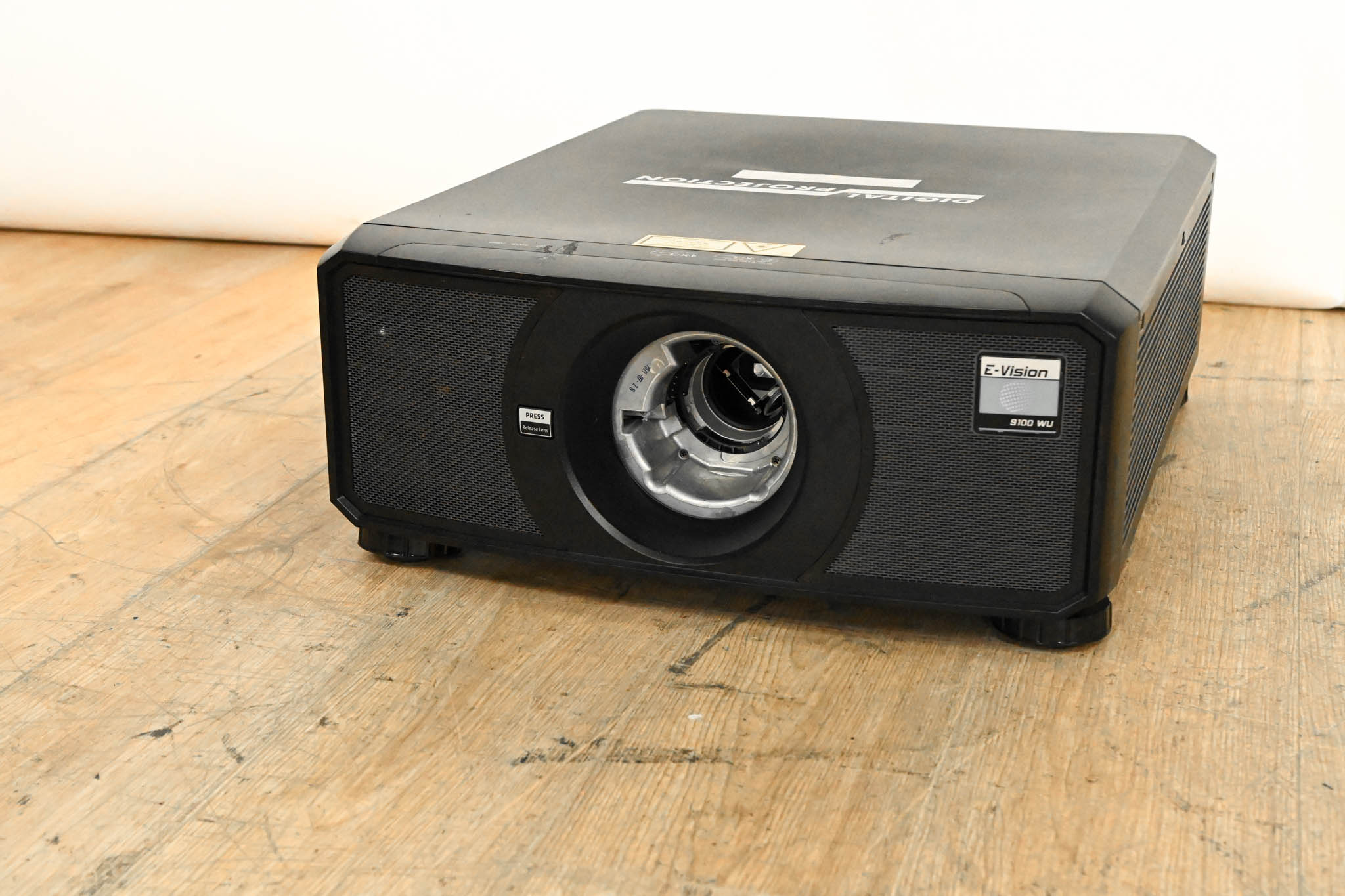 Digital Projection E-Vision 9100 WU WUXGA Large Venue DLP Projector