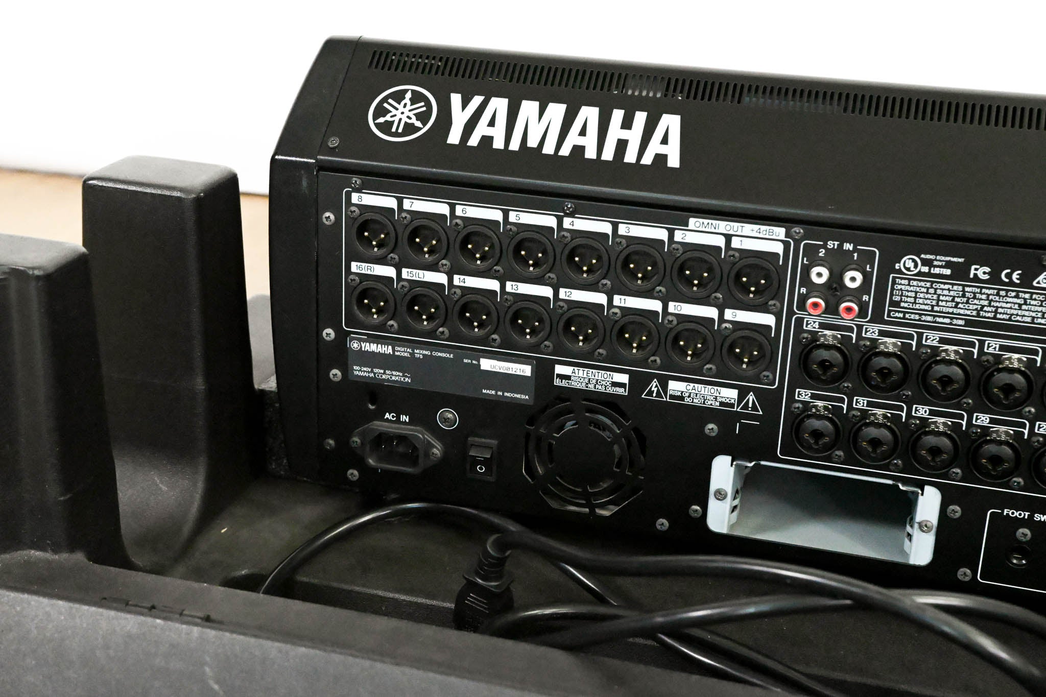 Yamaha TF5 32-Input Digital Mixing Console with Road Case