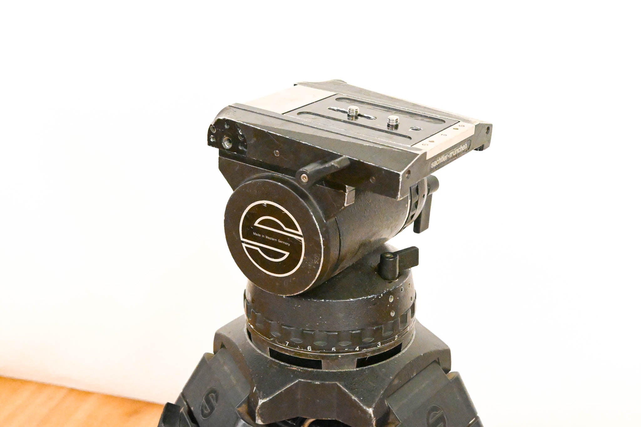 Sachtler 100mm Fluid Head w/ 5151 1-Stage Aluminum Tripod & Spreader