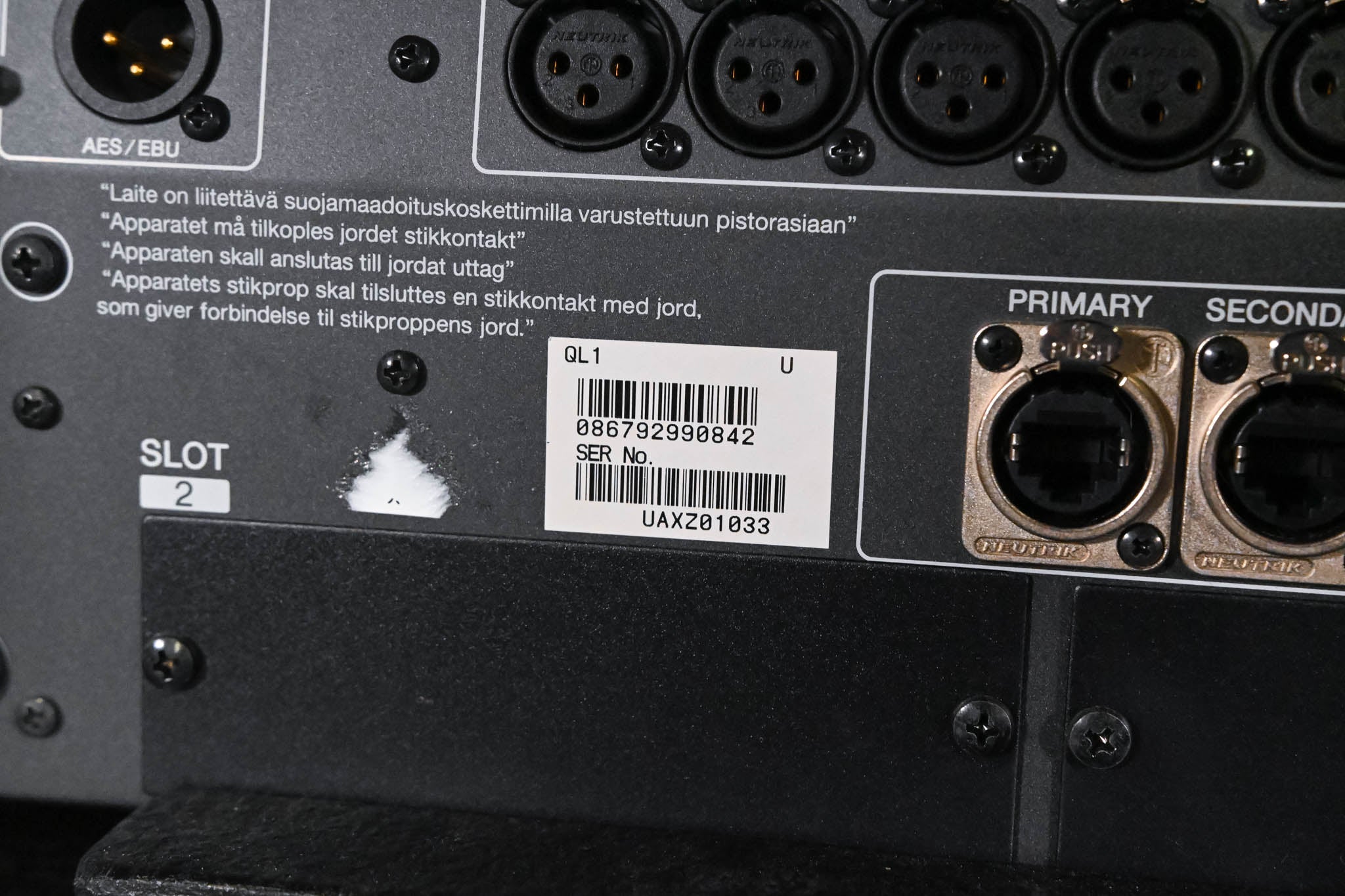 Yamaha QL1 16-Input / 8-Output Digital Mixing Console w/ Road Case