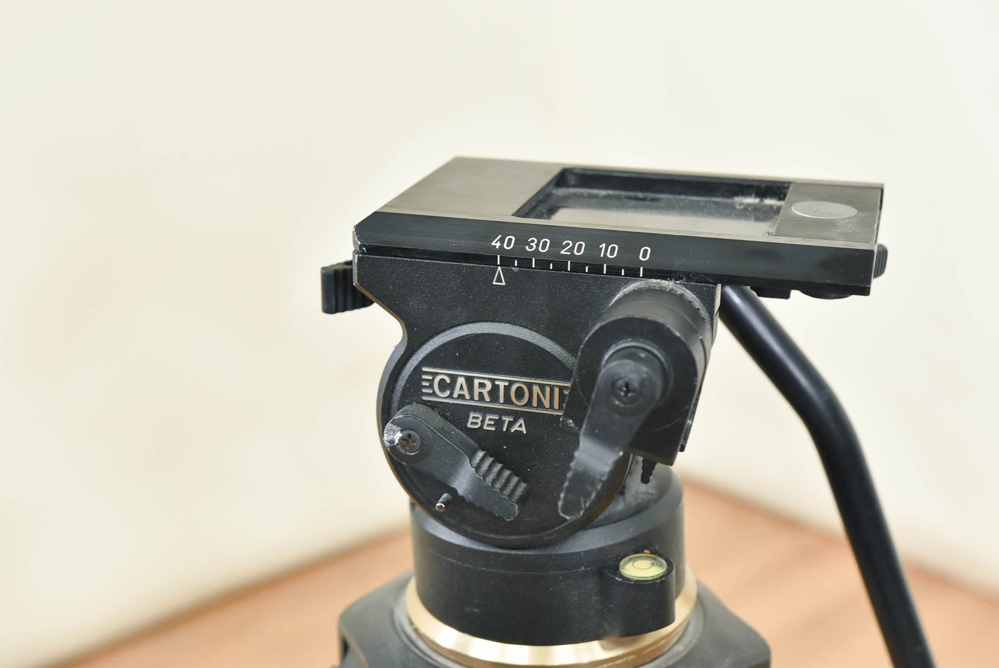 Cartoni Beta Fluid Head with One-Stage Metal Tripod