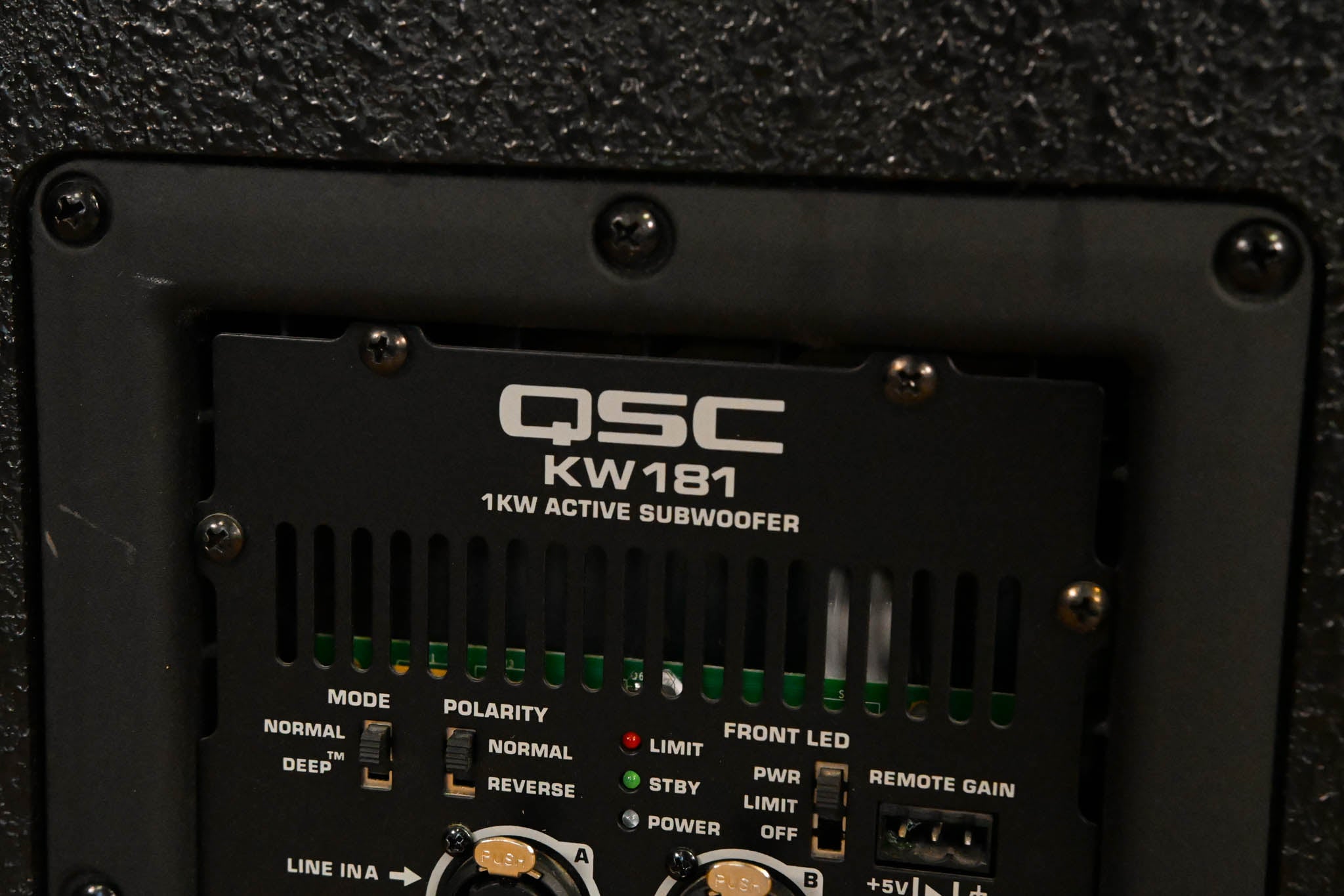 QSC KW181 1000W 18" Powered Subwoofer