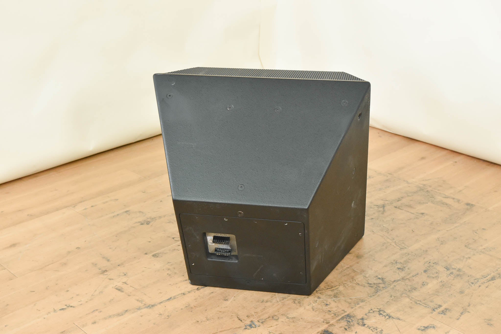 EAW QX566i 3-Way Trapezoidal Loudspeaker 60° × 60°