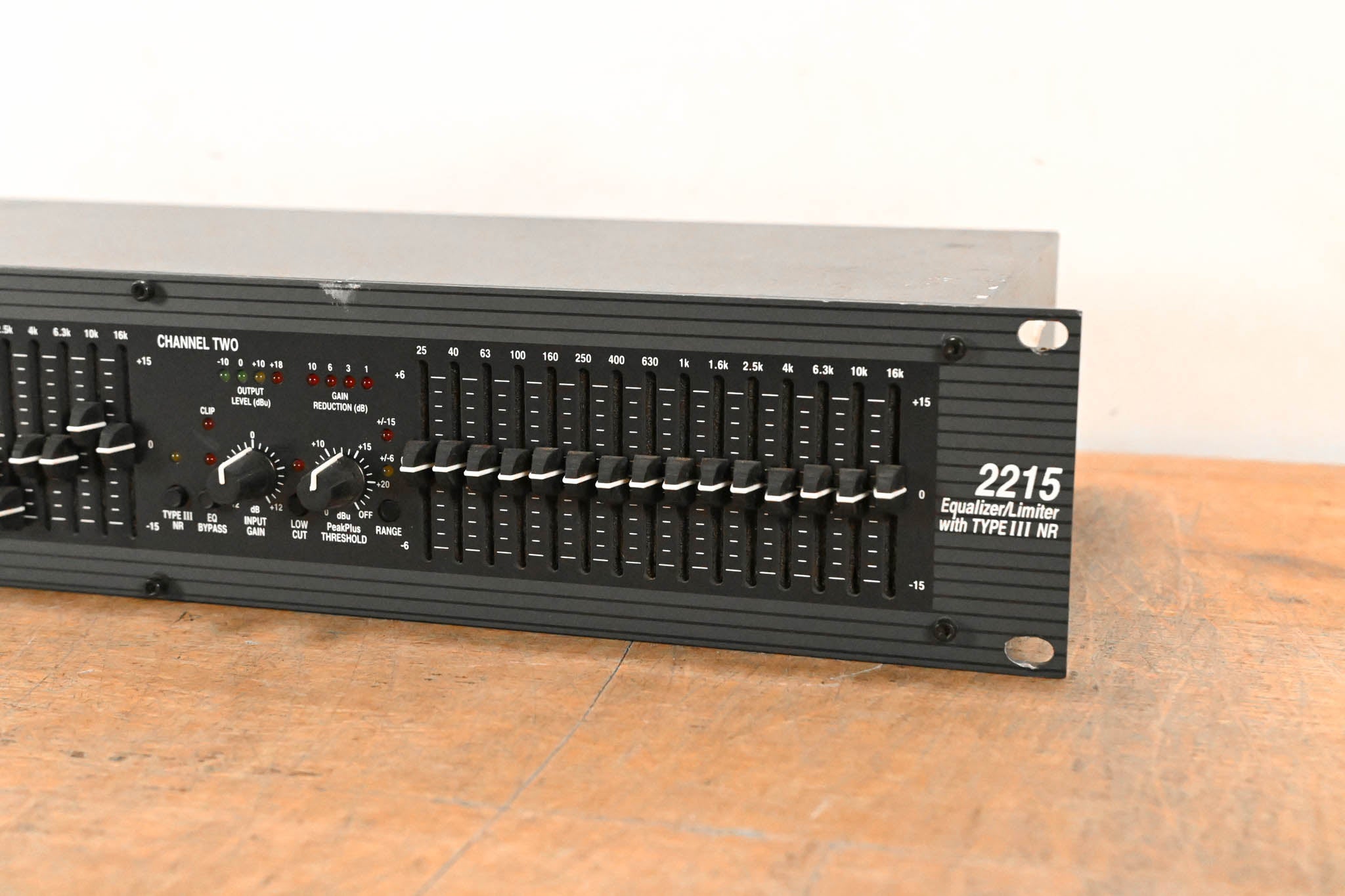 dbx 2215 Dual-Channel 15-Band Graphic Equalizer/Limiter