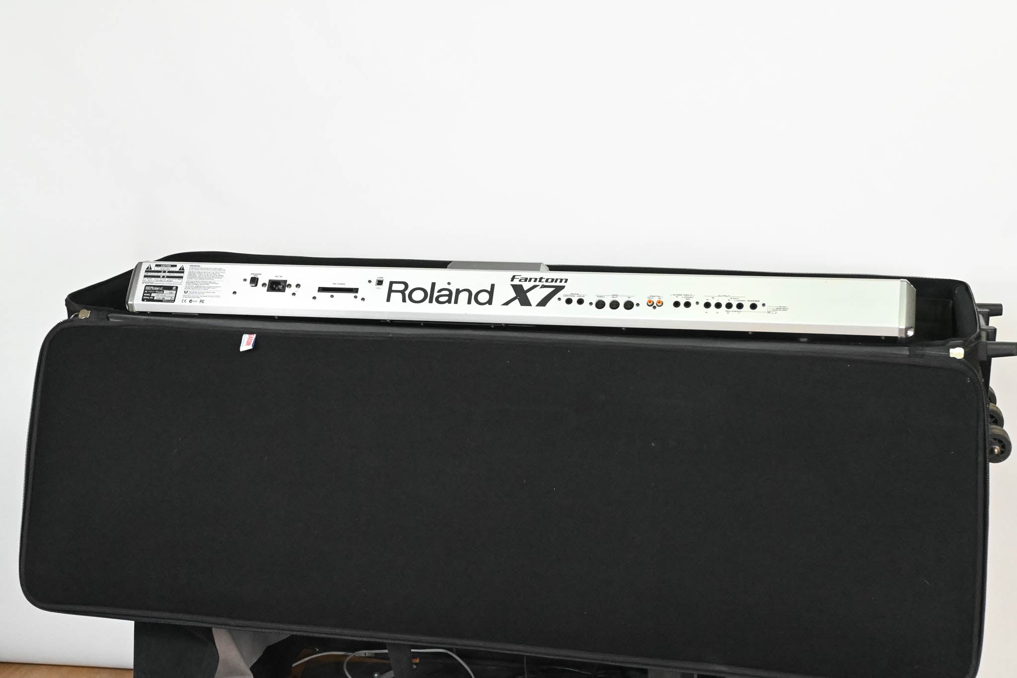 Roland Fantom-X7 76-Key Keyboard Workstation with Gator Case CG01JZ2