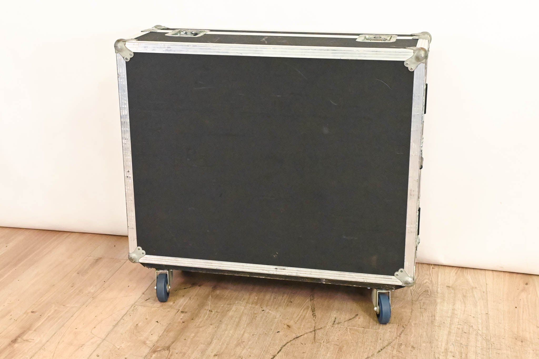 Yamaha LS9-32 32-Input Digital Mixing Console with Road Case