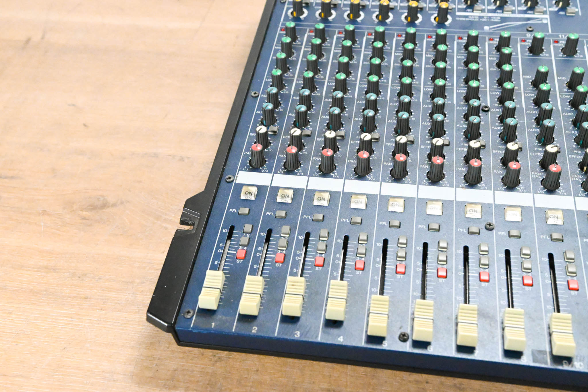 Yamaha MG166CX-USB 16-Channel 4-Bus Rack-Mountable Mixer with USB
