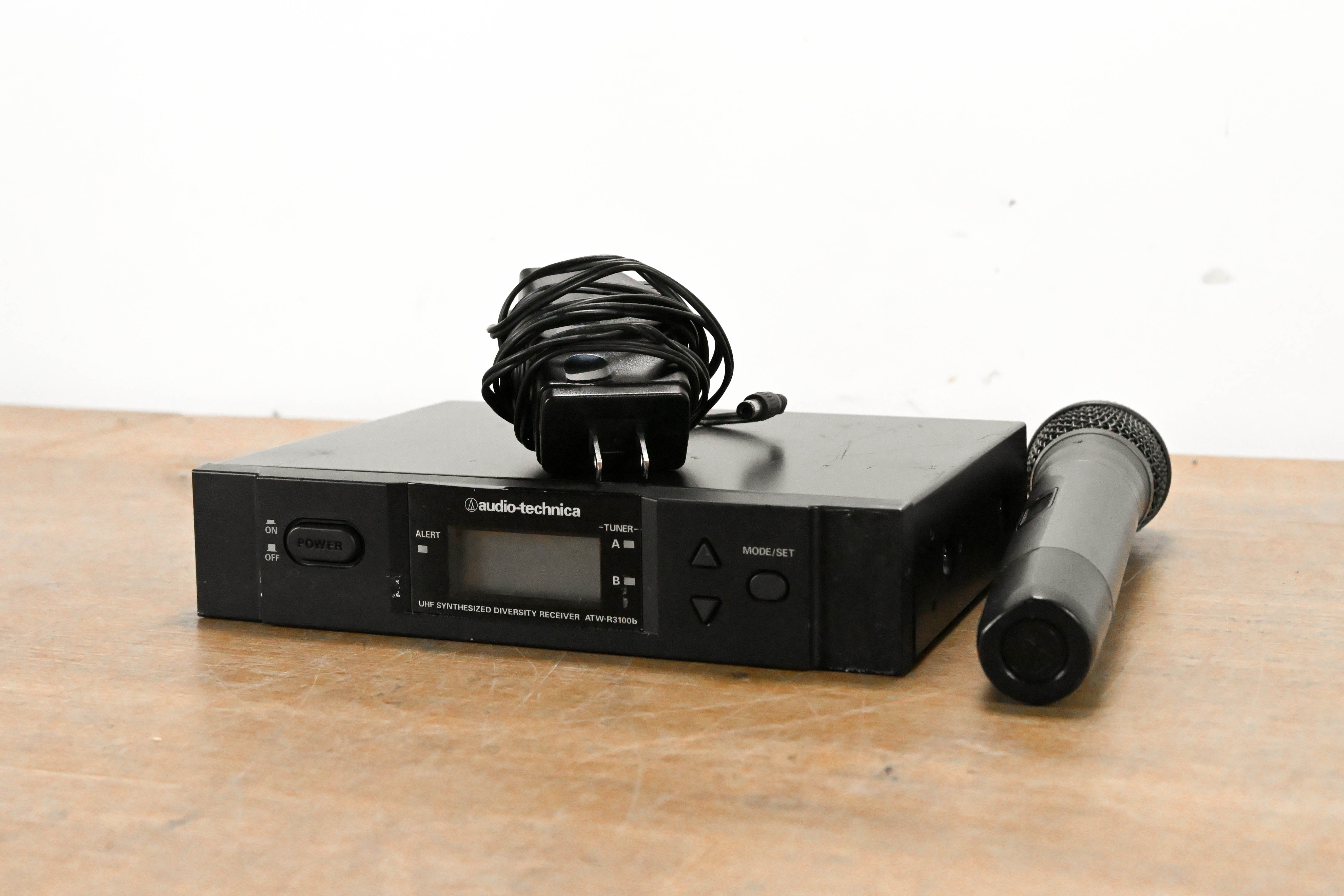 Audio-Technica ATW-R3100bC Receiver w/ ATW-T341bC Mic 541-566 MHz