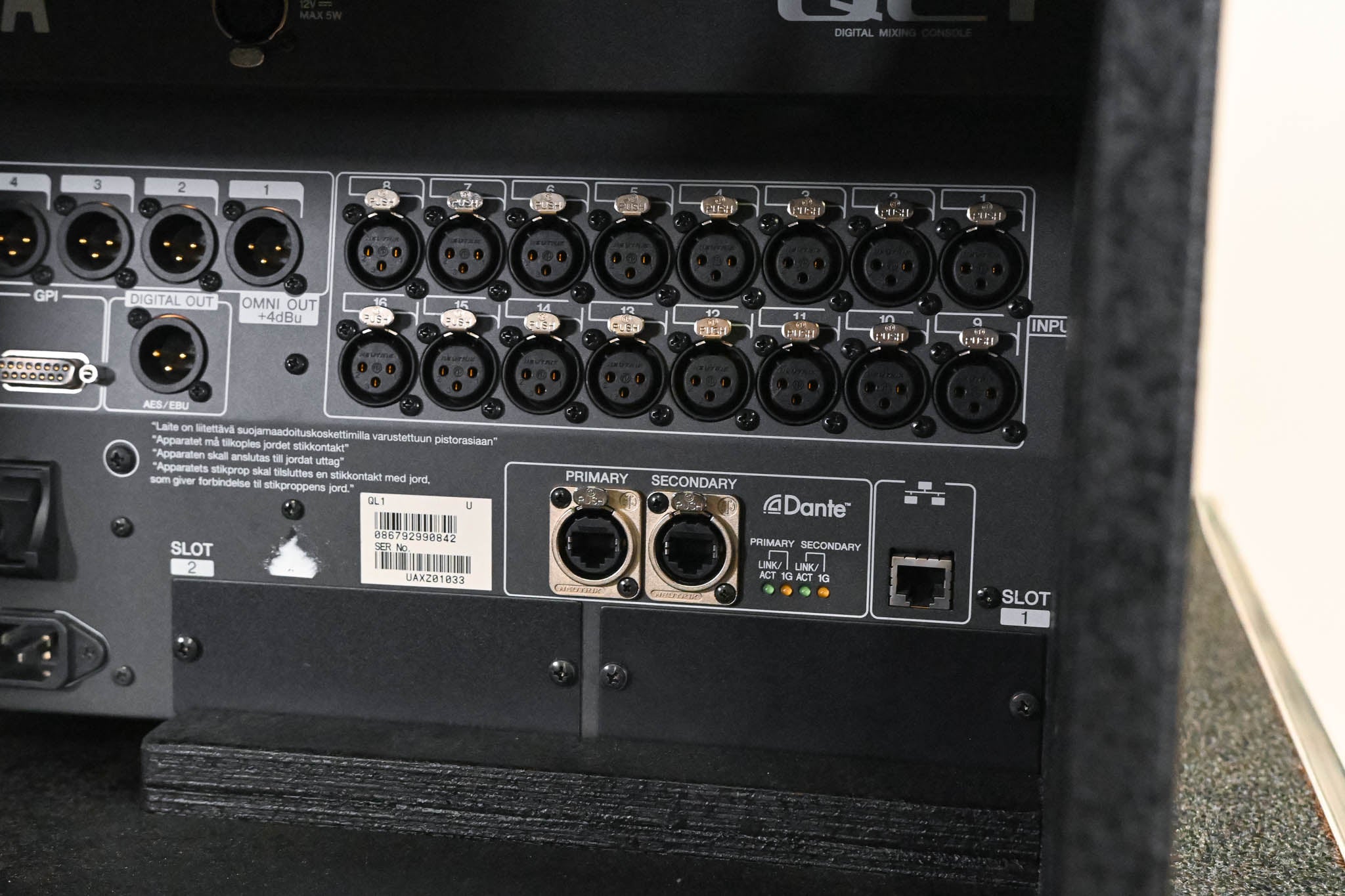 Yamaha QL1 16-Input / 8-Output Digital Mixing Console w/ Road Case