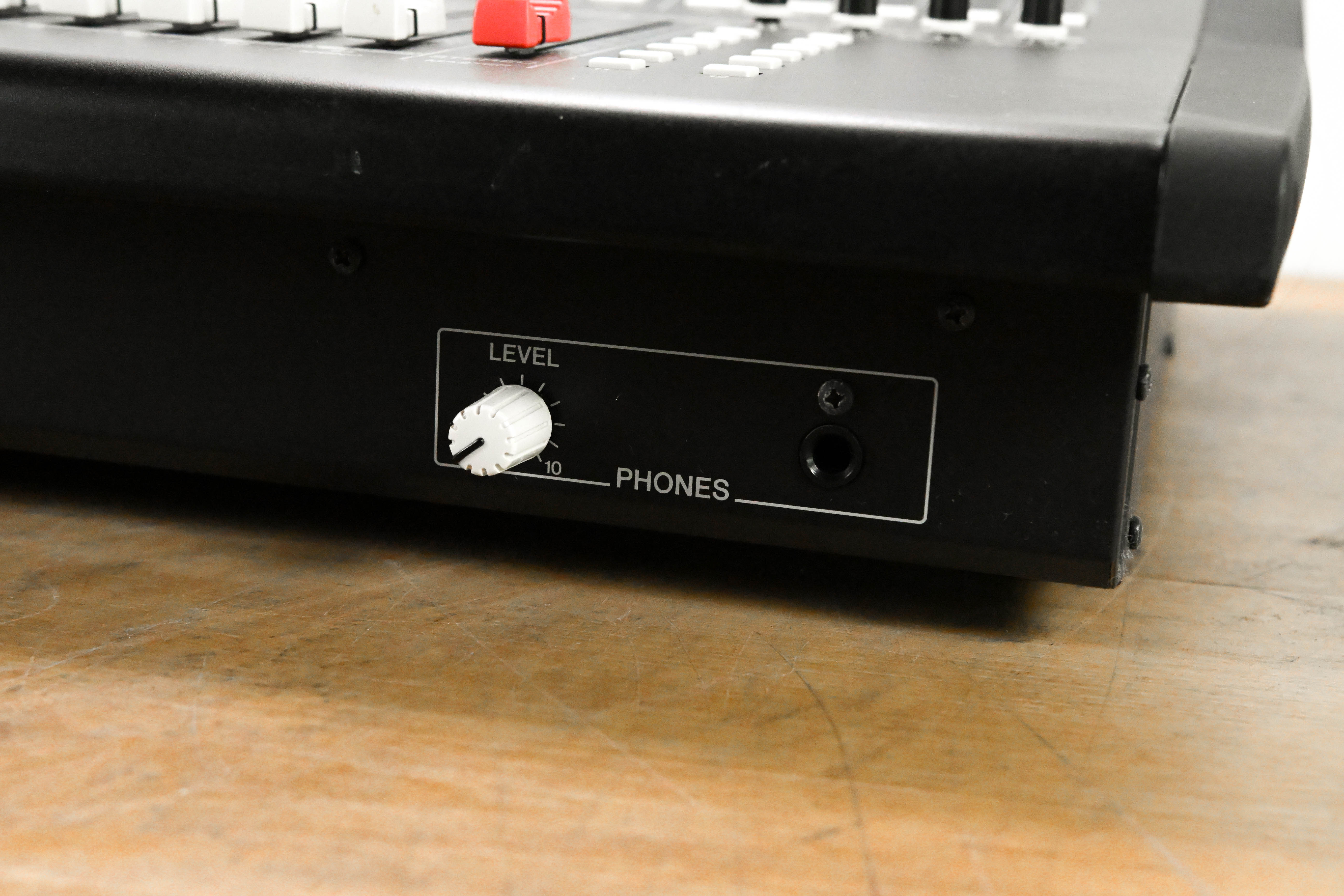 Yamaha LS9-32 32-Input Digital Mixing Console