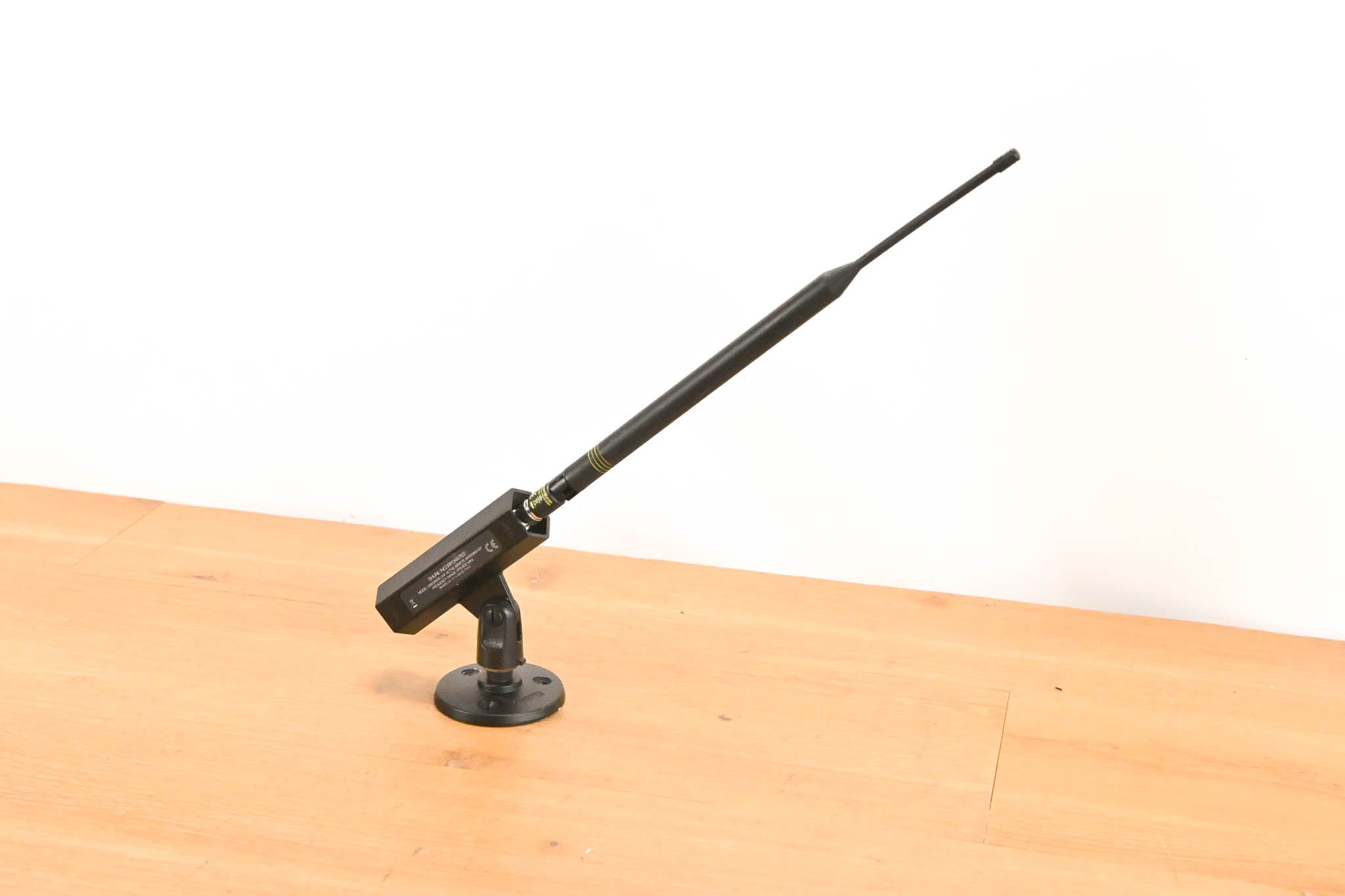 Shure UA834WB In-Line Antenna Amplifier with Stand - 470-900 MHz