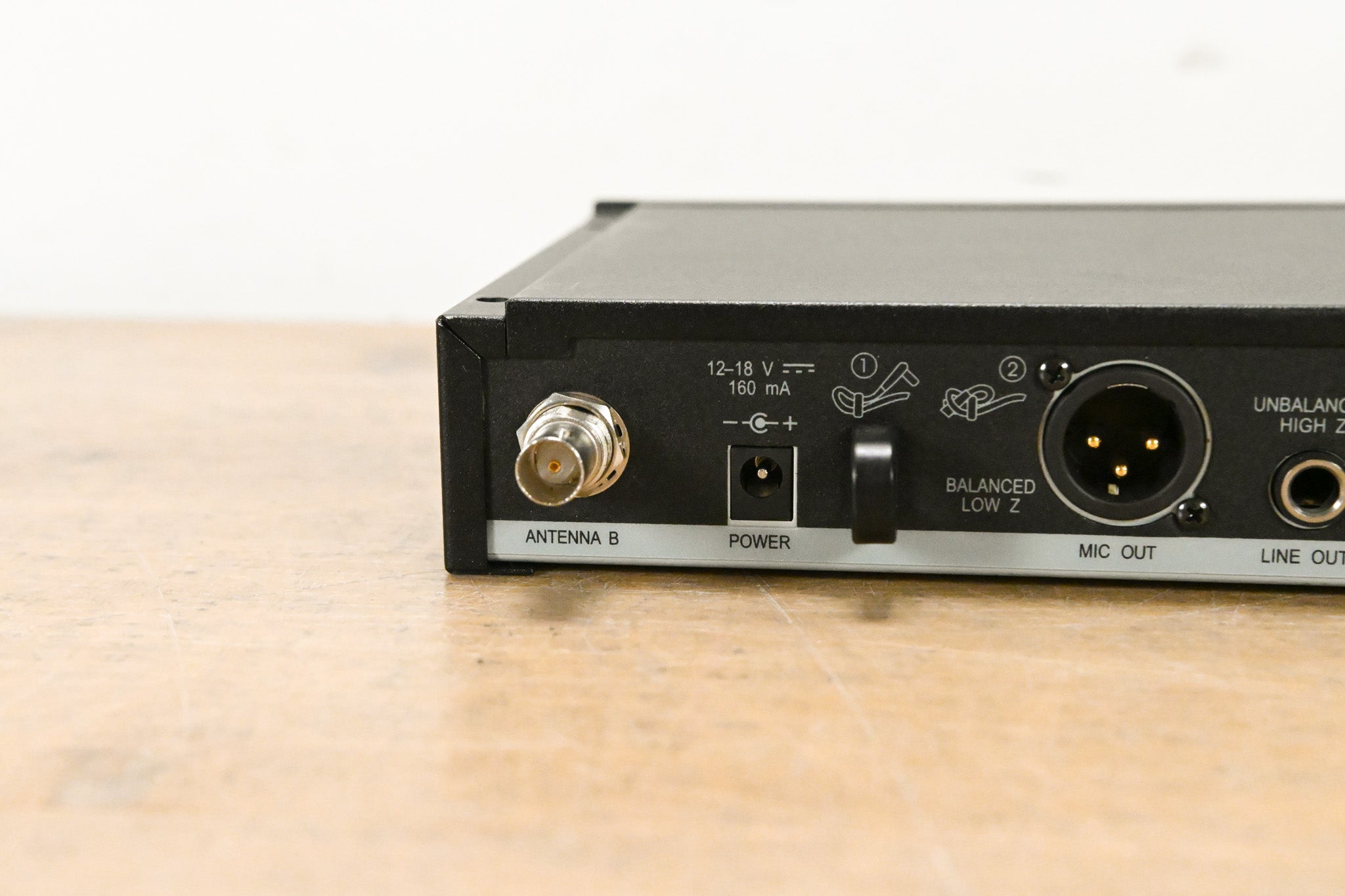 Shure SLX4 Wireless Receiver - J3 Band: 572-596 MHz (NO POWER SUPPLY)