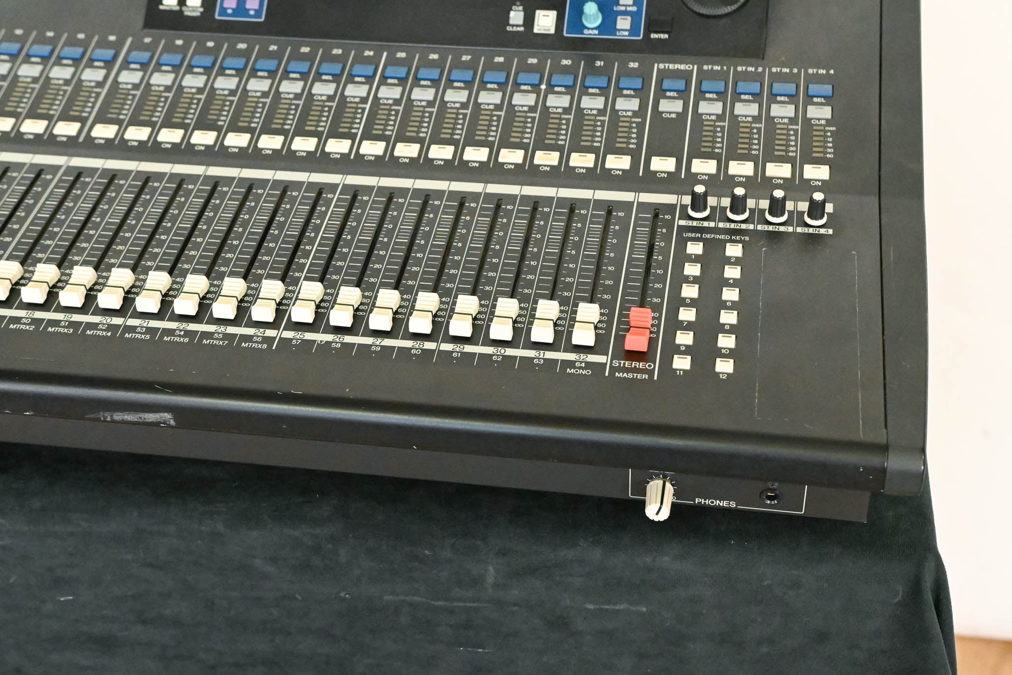 Yamaha LS9-32 32-Input Digital Mixing Console CG01B42