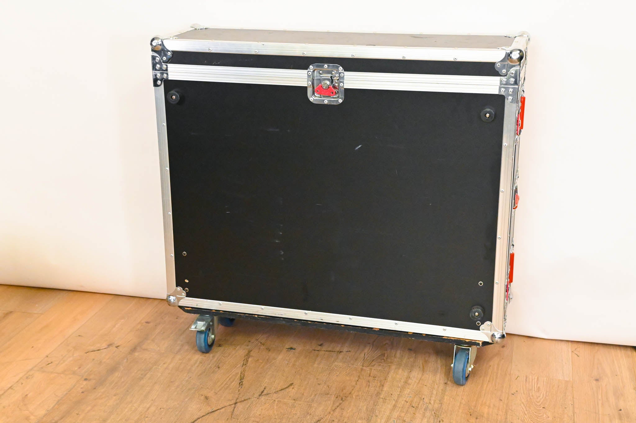 Behringer X32 40-Channel Digital Mixing Console with Road Case