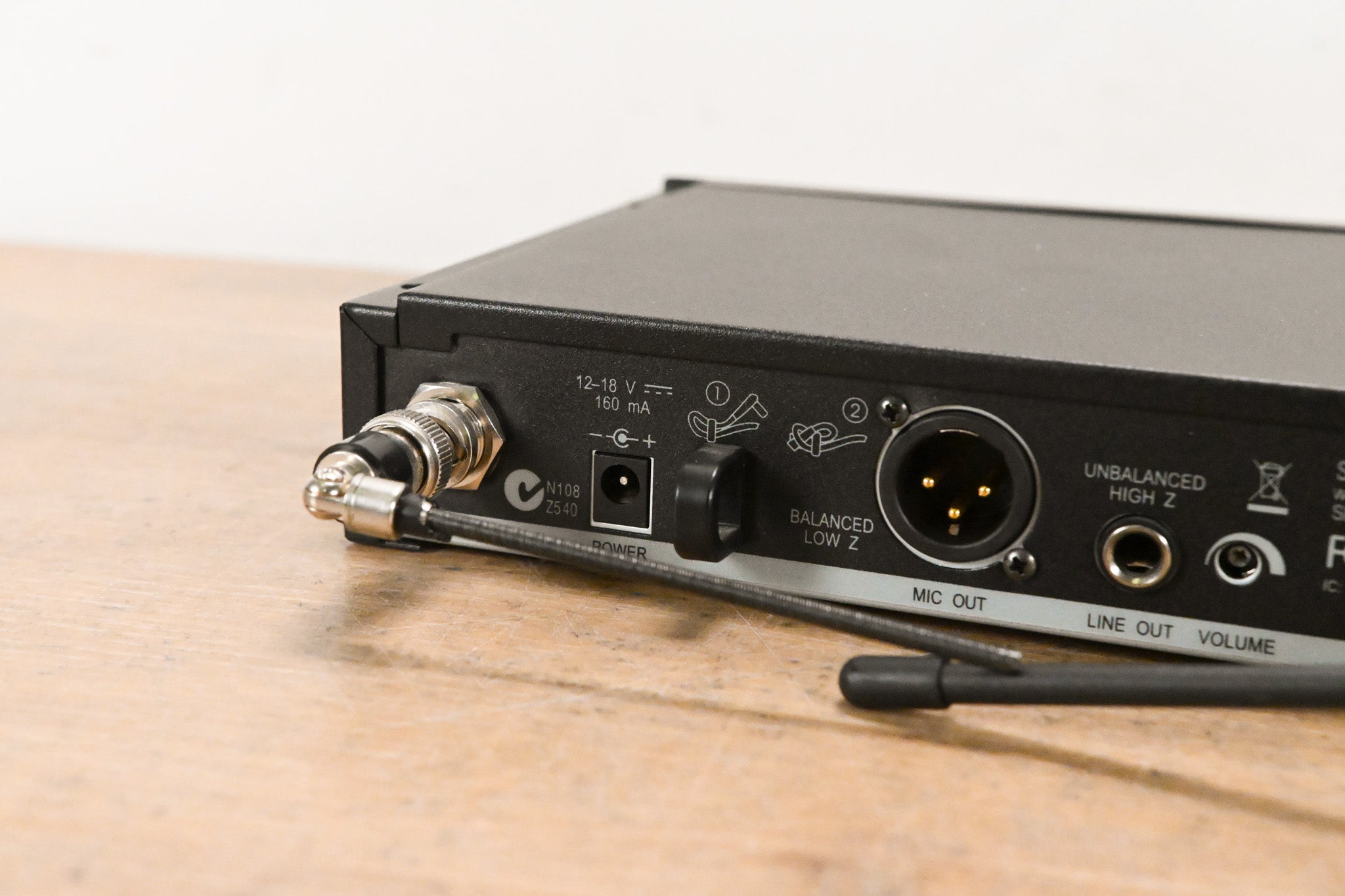 Shure SLX4 Wireless Receiver - L4 Band: 638-662 MHz (NO POWER SUPPLY)