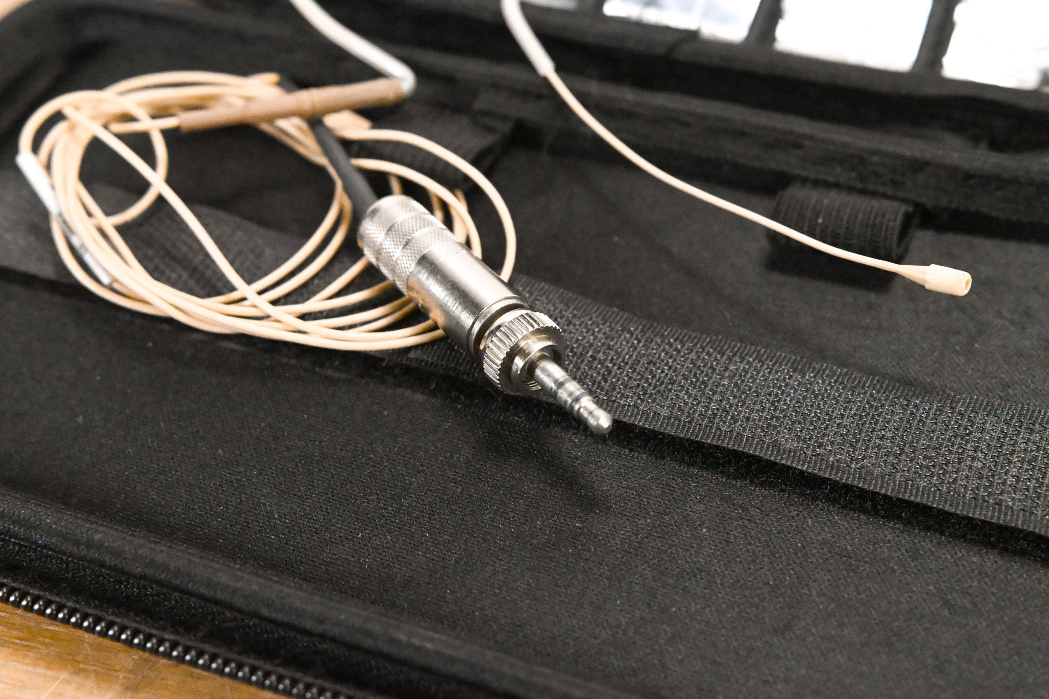 Countryman E6 Omnidirectional Earset Microphone w/ E6CABLEL1SR Cable