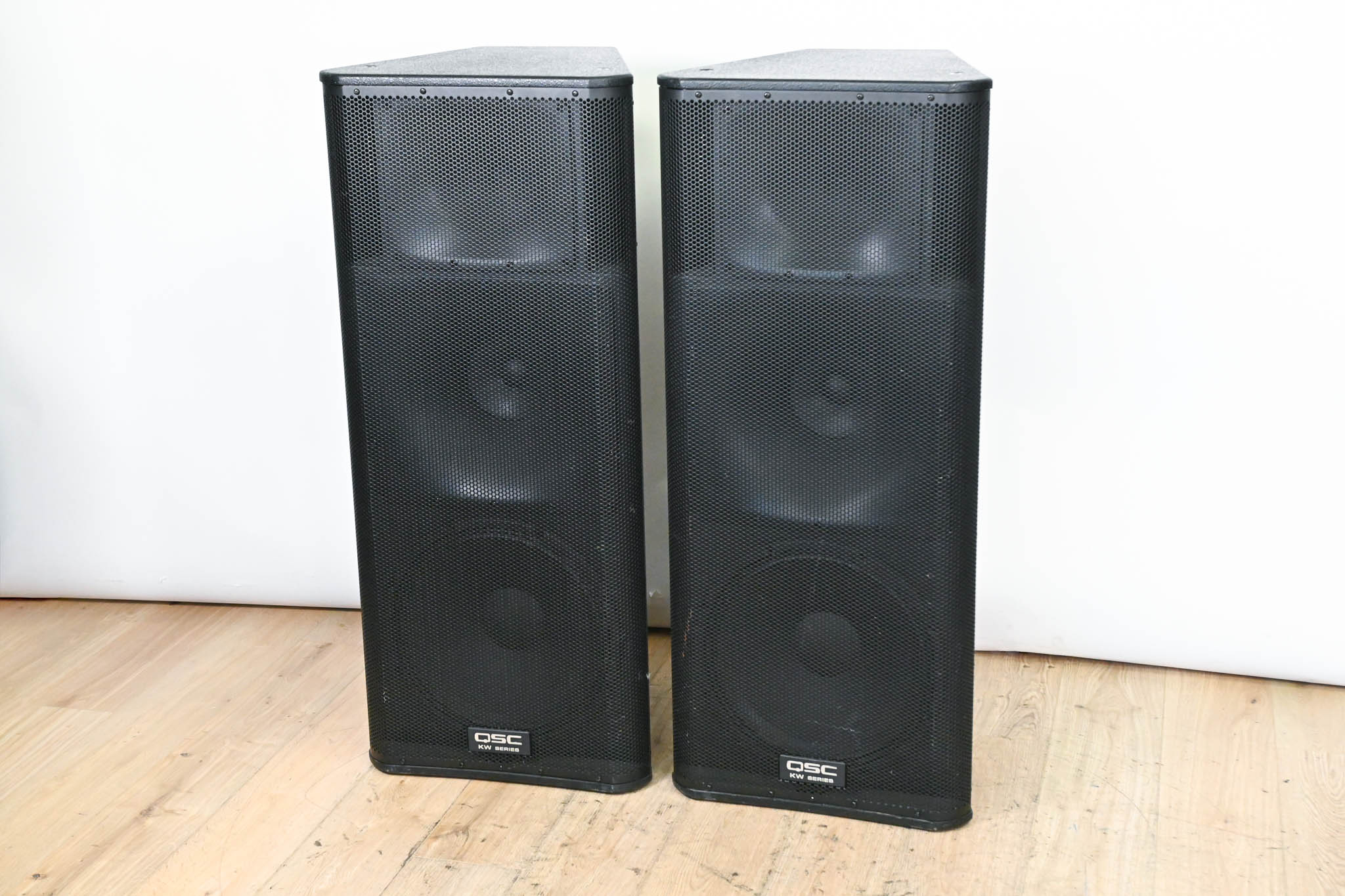 QSC KW153 1000W 15" Three-Way Active Loudspeaker (PAIR)