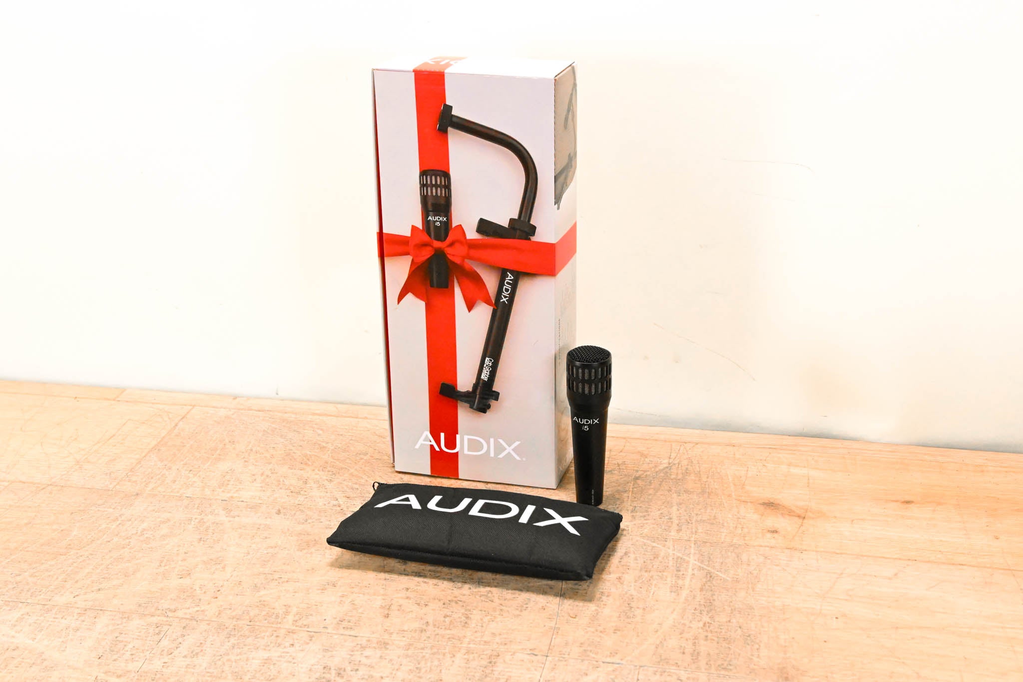Audix i5 Cardioid Dynamic Instrument Microphone w/ CabGrabber Mic Clamp