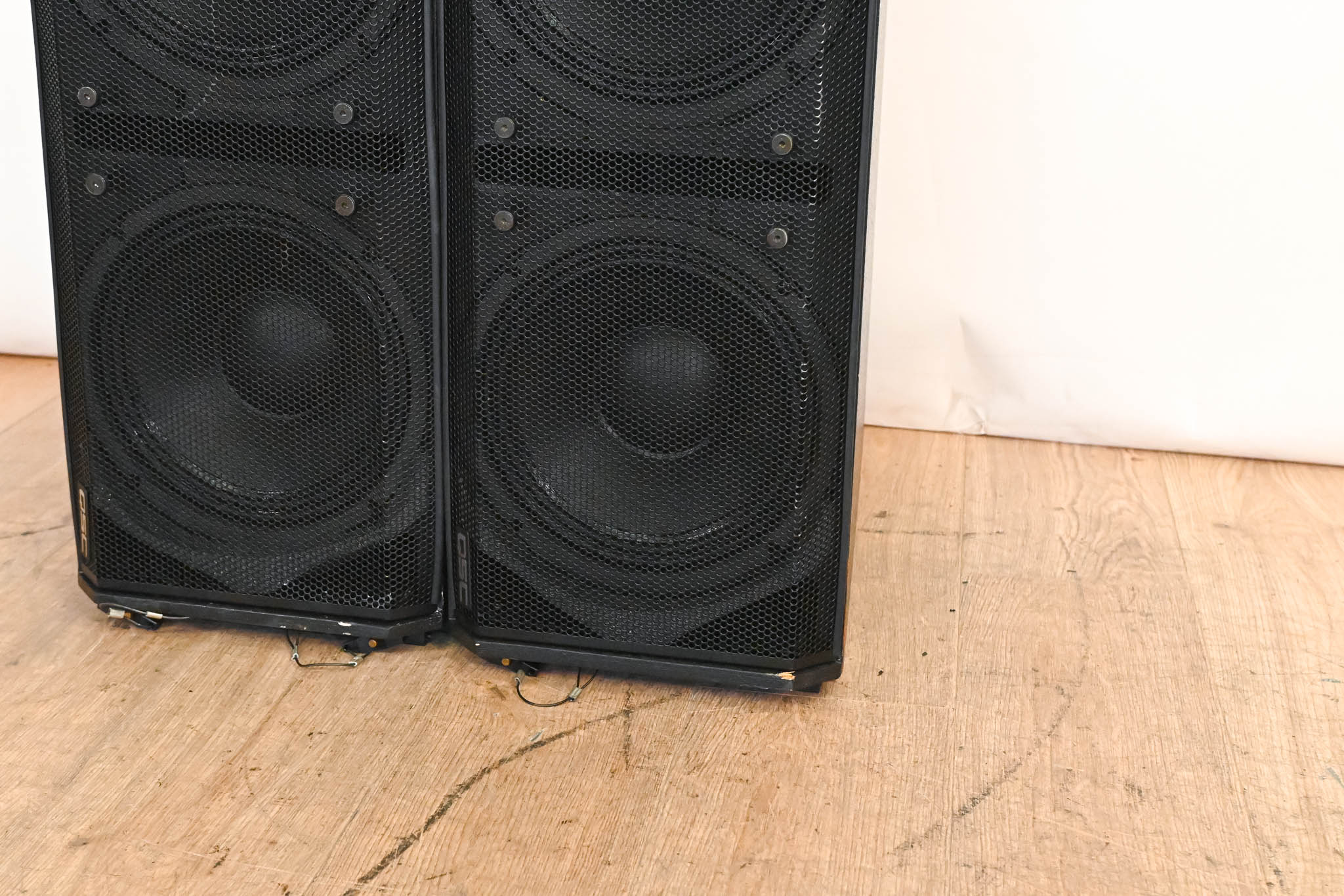 QSC WideLine-10 Dual 10-Inch Wide Line Array Speaker (PAIR)