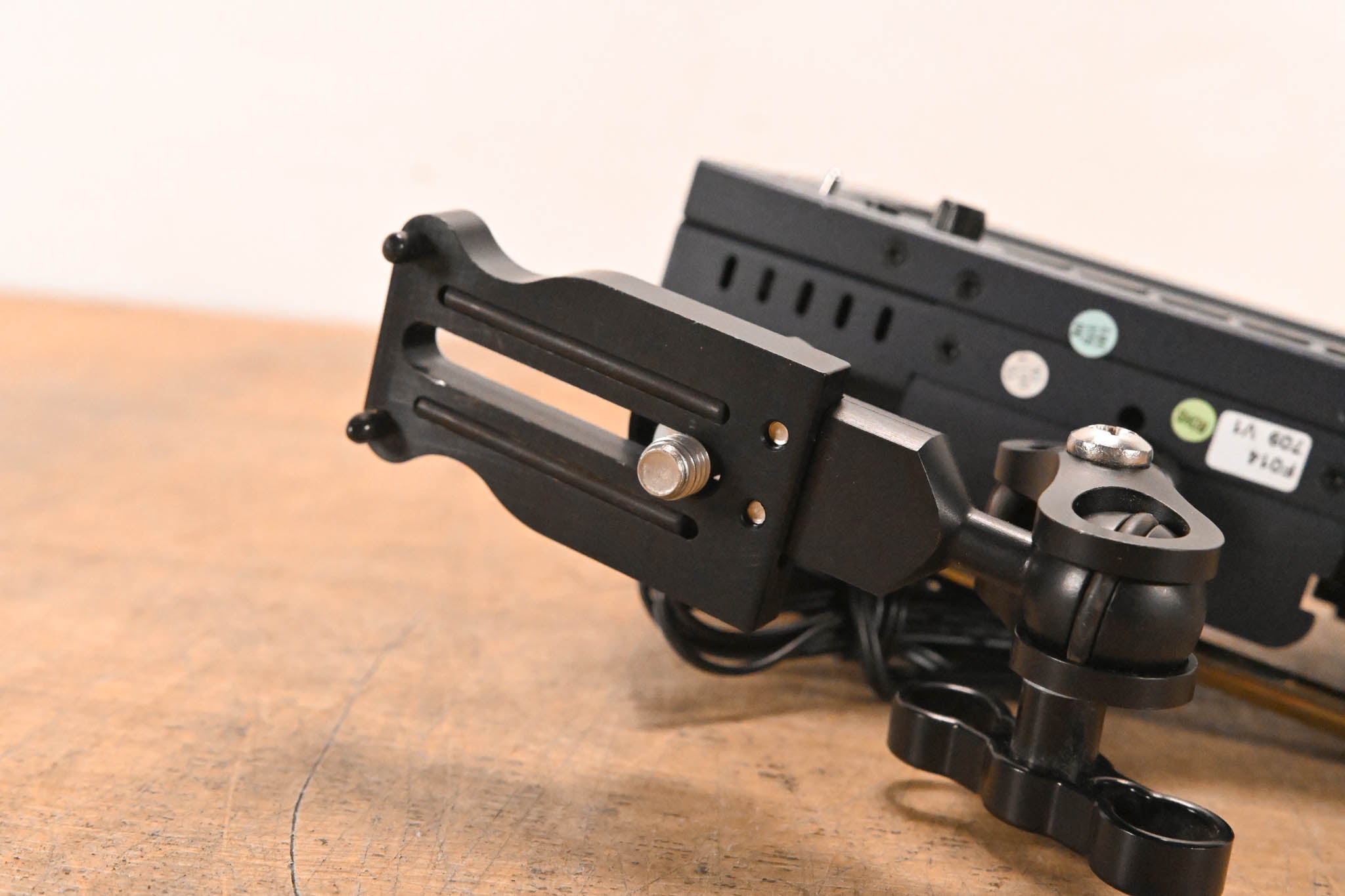 Datavideo TLM-700HD 7" HD/SD TFT LCD Monitor w/ V-Mount Battery Adapter