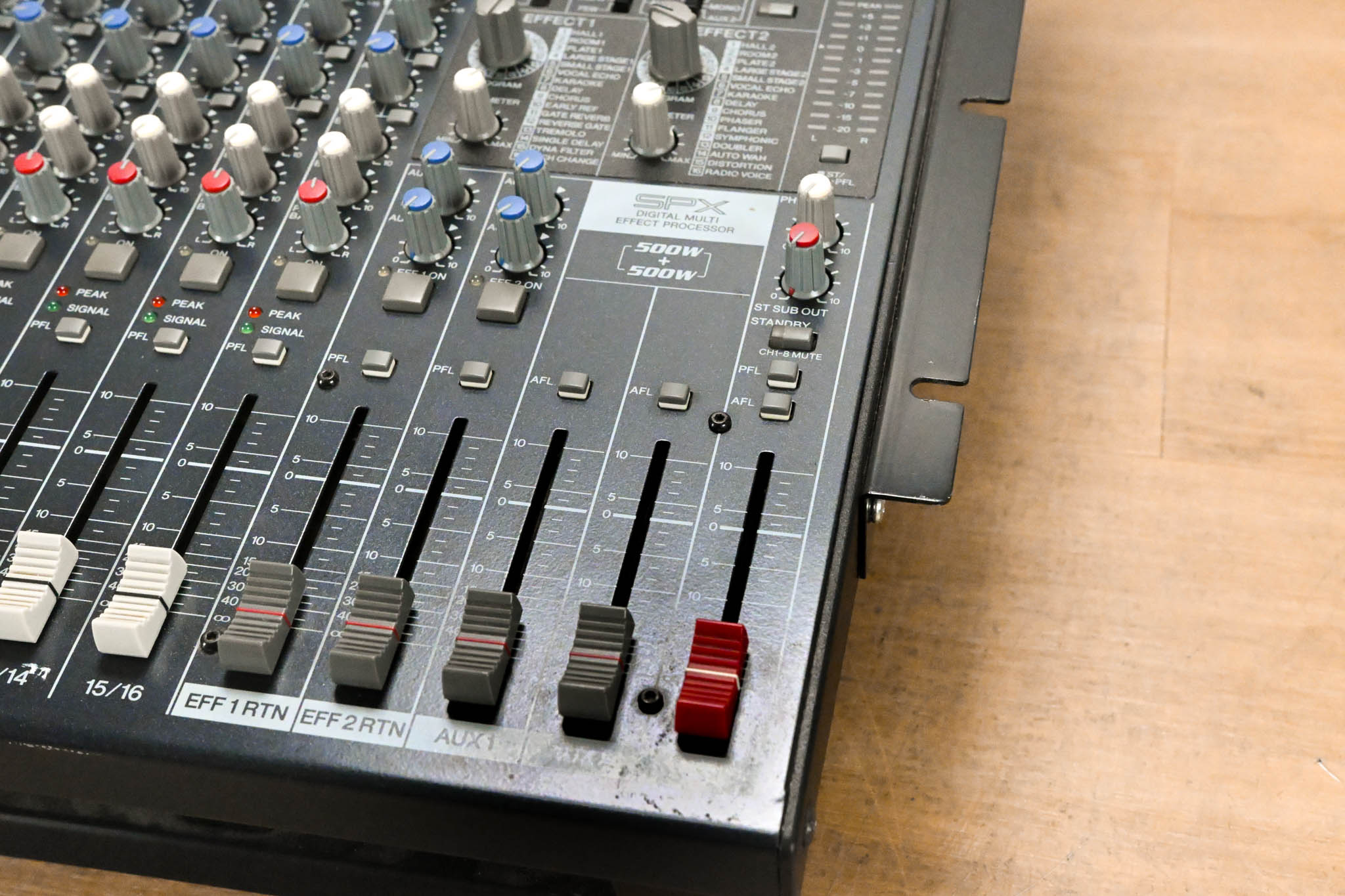 Yamaha EMX5016CF 16-Channel 1000W Power Mixer