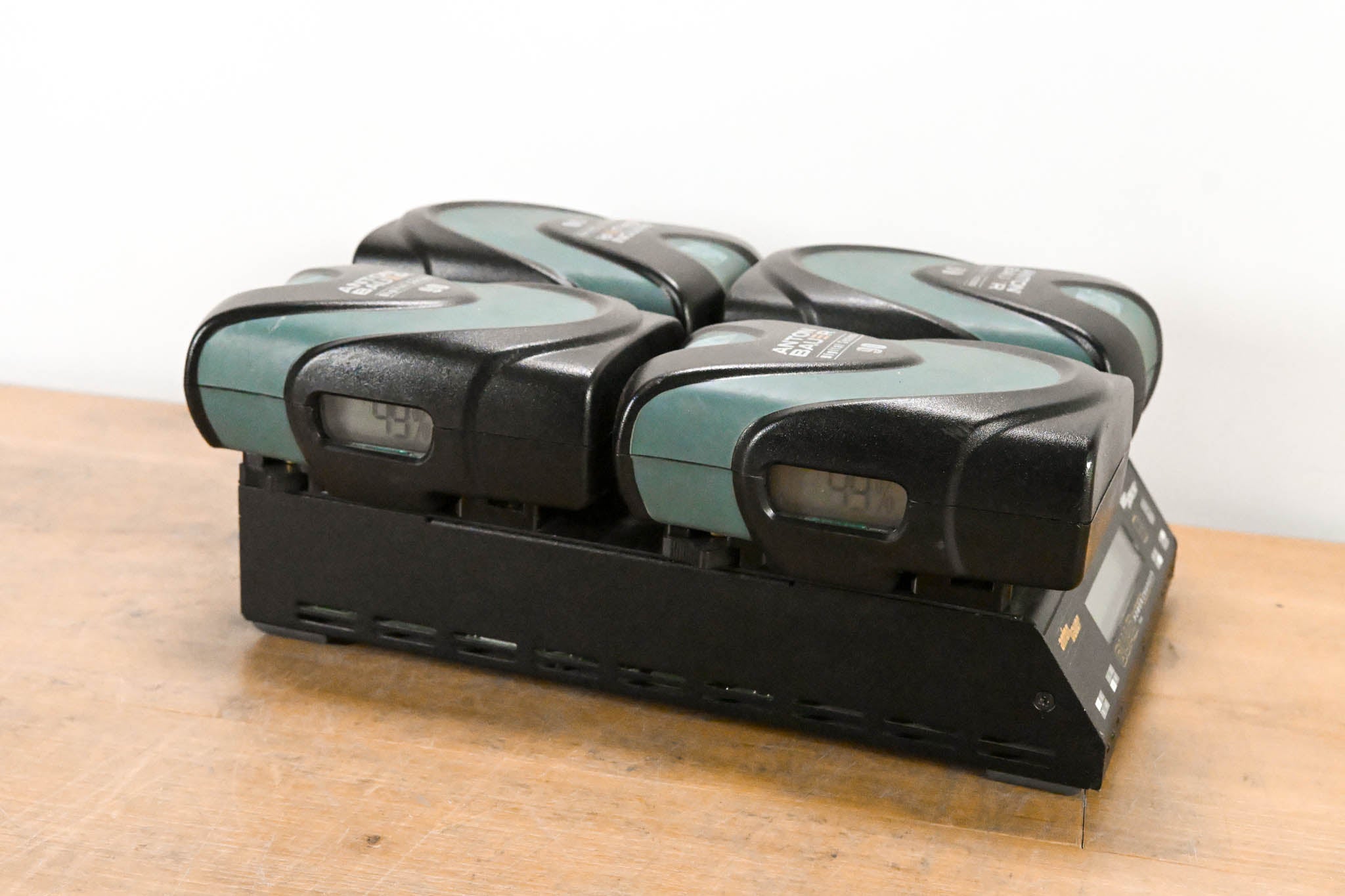 Anton Bauer Q-2702 Interactive 2000 QUAD PowerCharger w/ 4x Batteries
