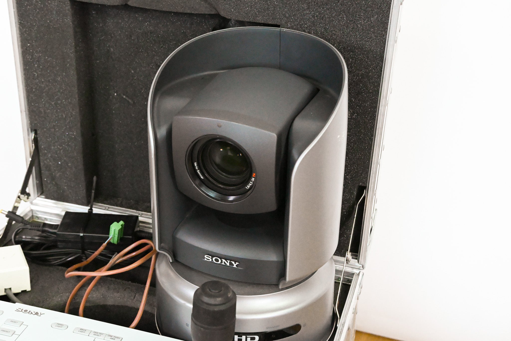Sony BRC-H700 1/3-Inch 3-CCD HDTV Communications Camera w/ RM-BR300