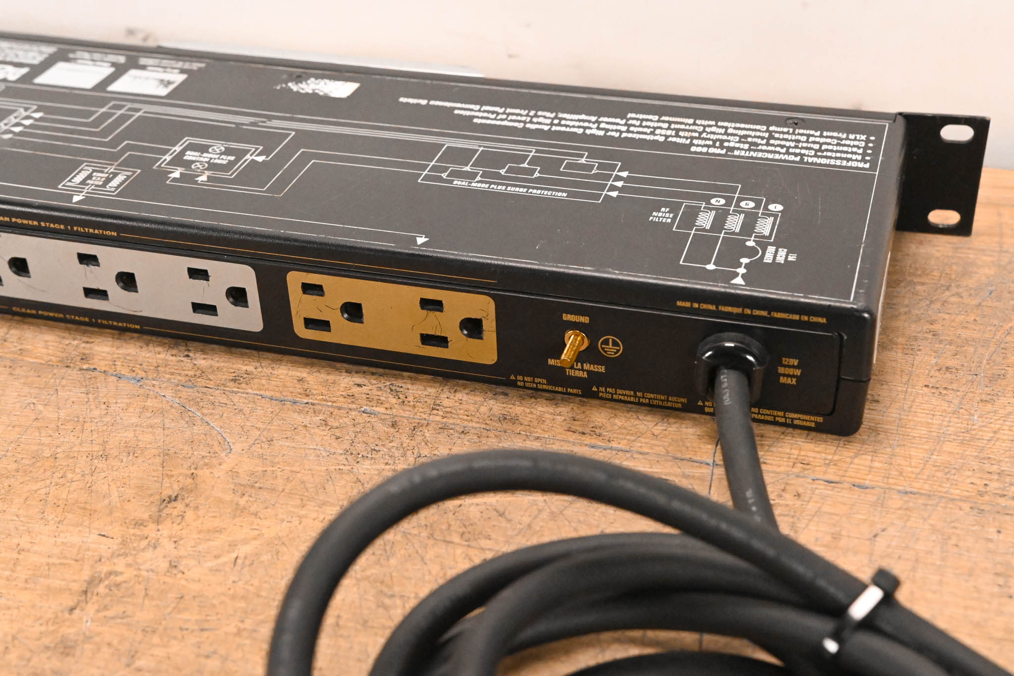 Monster Power PRO 900 PowerCenter Power Conditioner