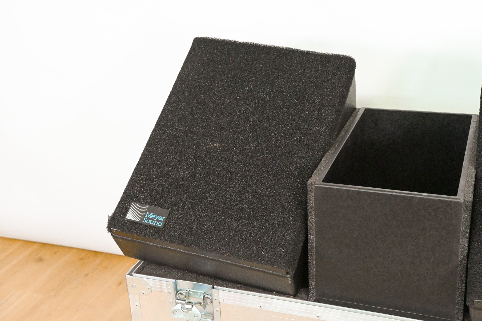 Meyer Sound UM-1P 12" Powered Stage Monitor Speaker (PAIR) w/ Road Case