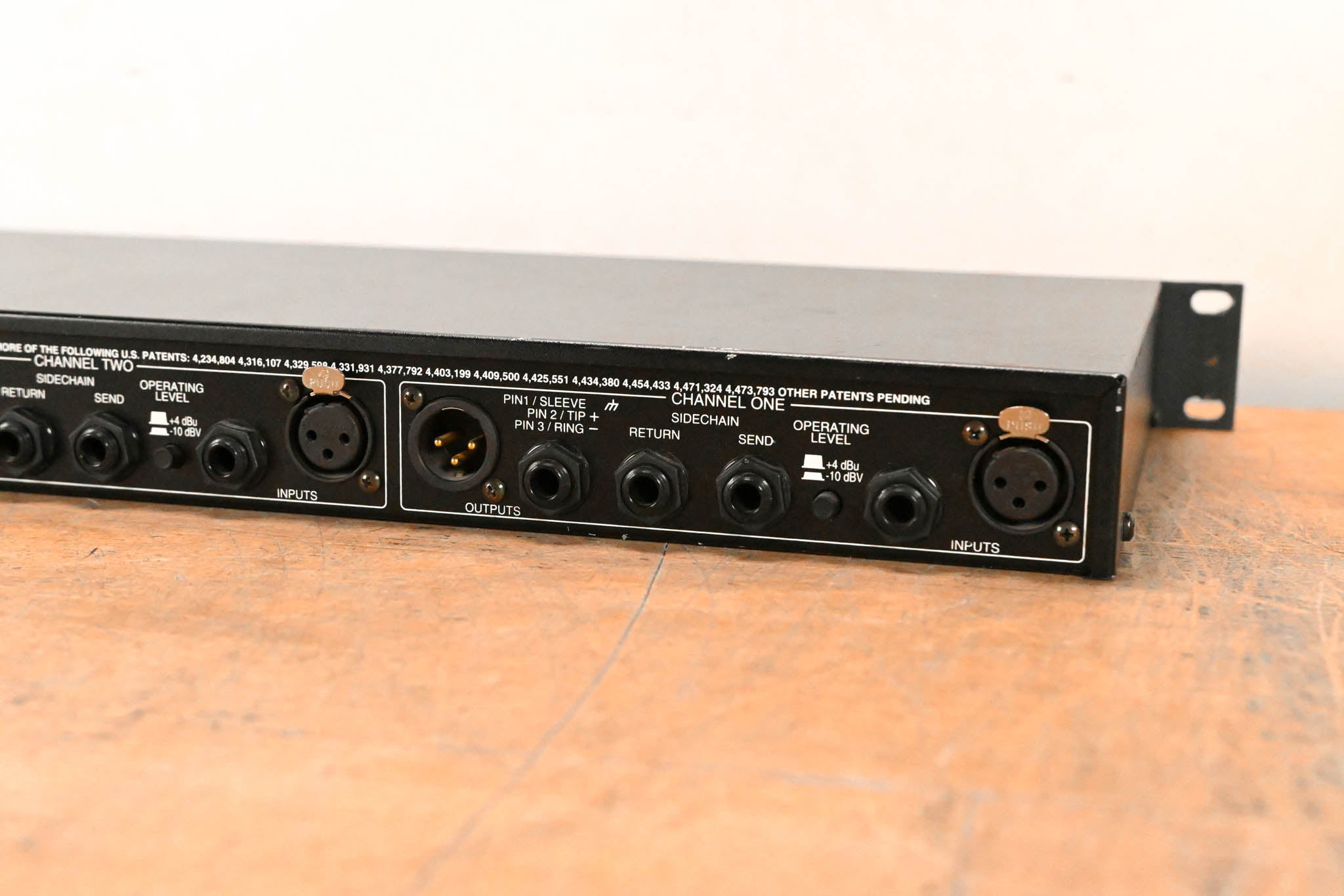 dbx 1066 2-Channel Compressor/Limiter/Gate