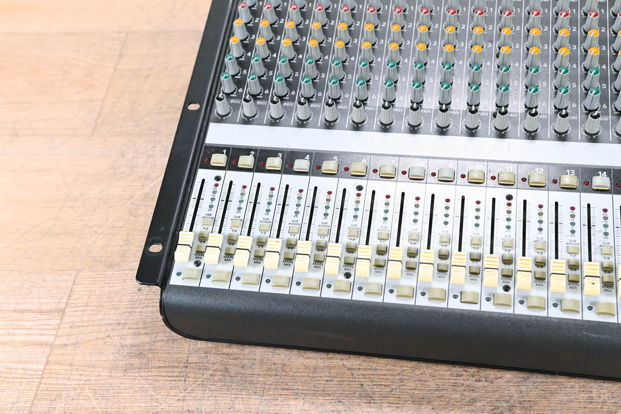 Mackie Onyx 1640 16-Channel 4-Bus Analog Mixer