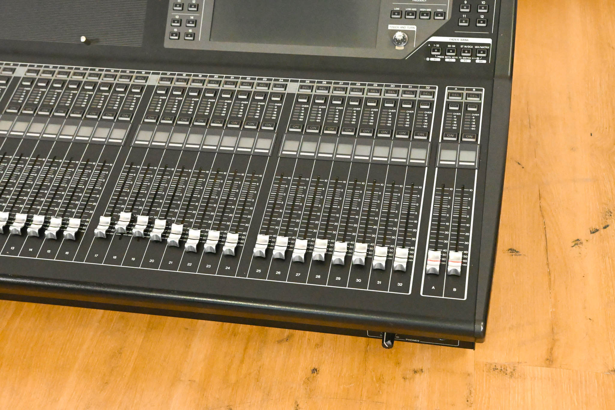 Yamaha QL5 64-Channel Digital Audio Mixing Console