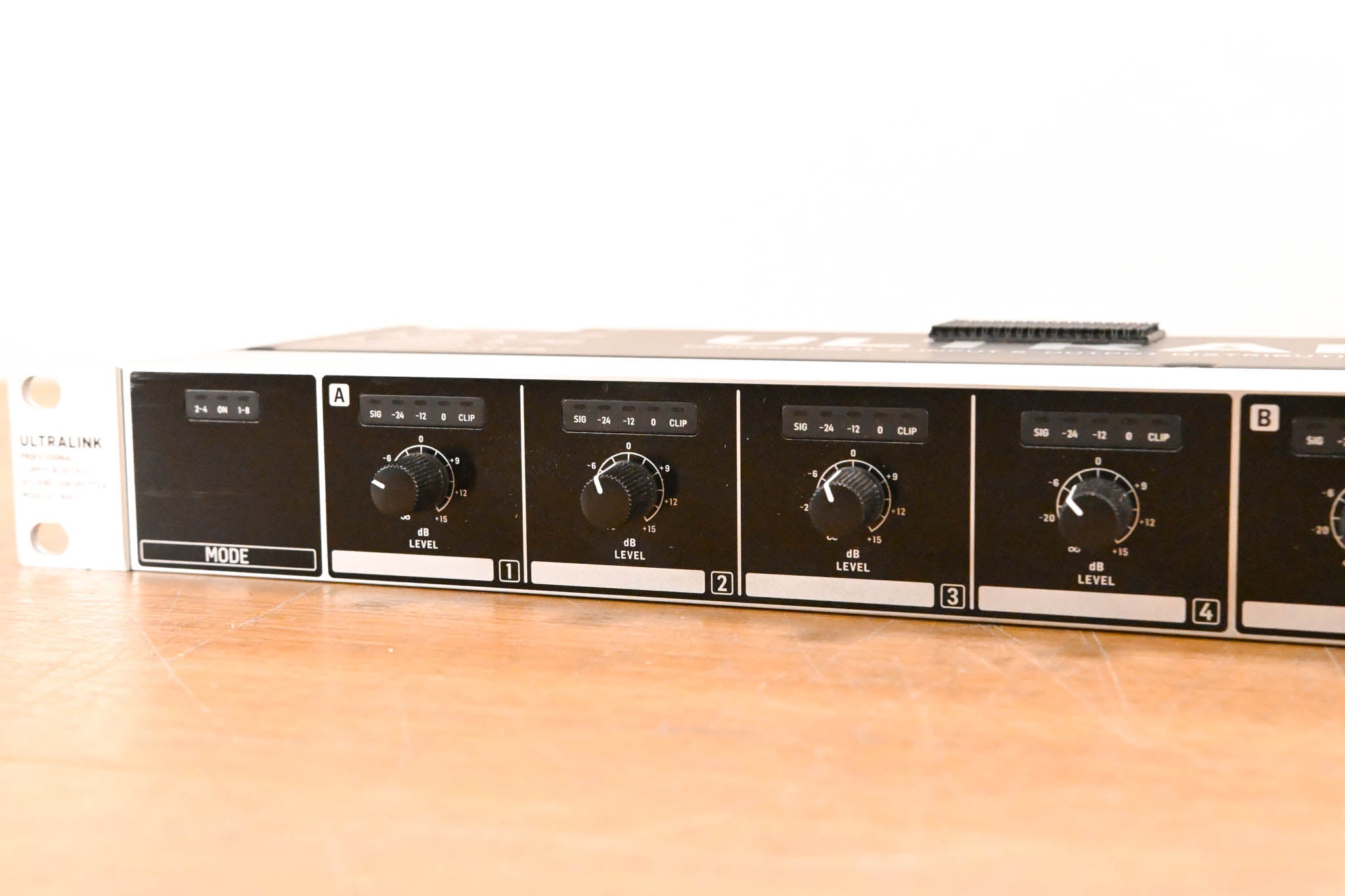 Behringer ULTRALINK DS2800 2-Input 8-Output Distribution Splitter