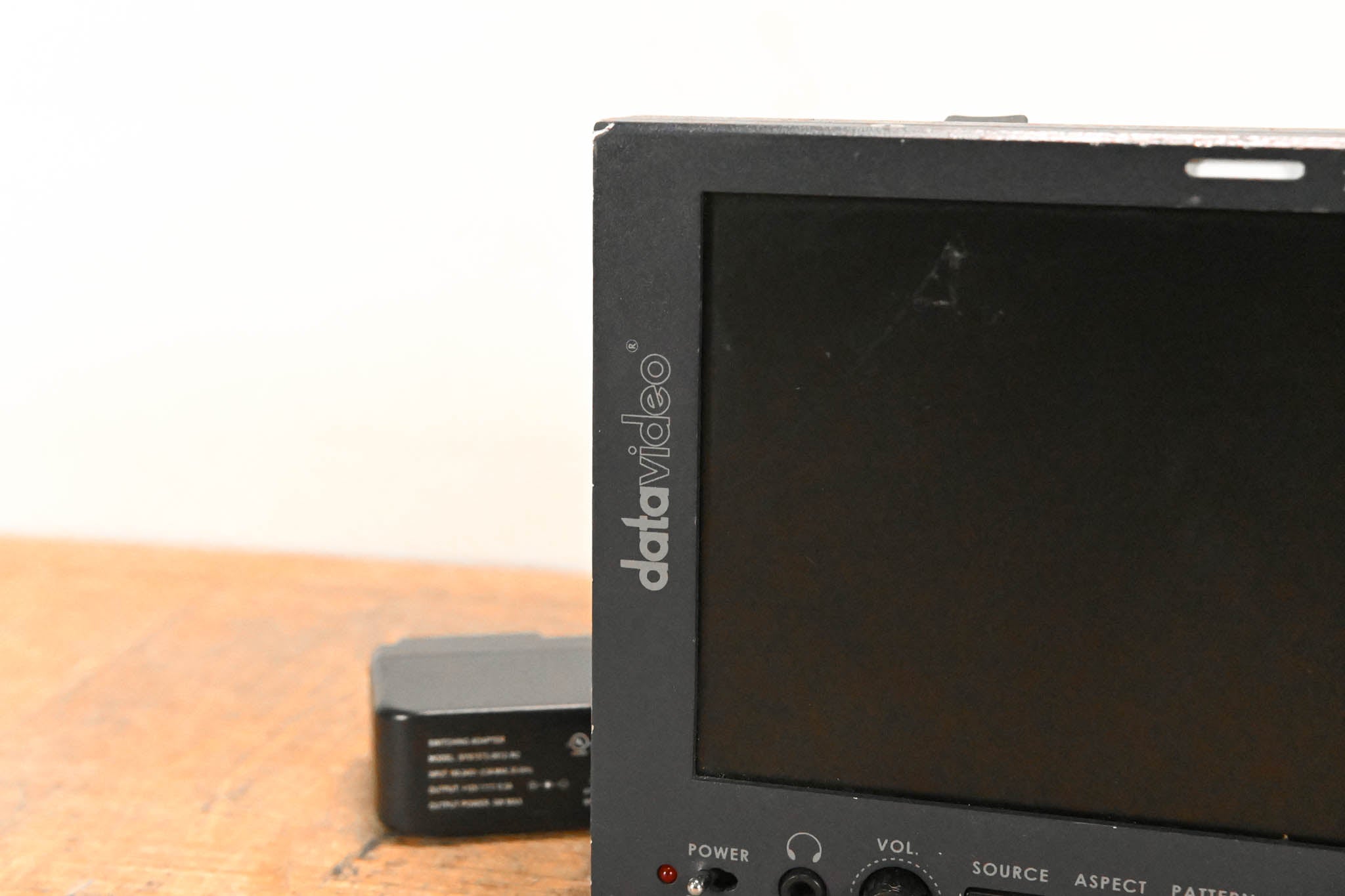 Datavideo TLM-700HD 7" HD/SD TFT LCD Monitor w/ V-Mount Battery Adapter